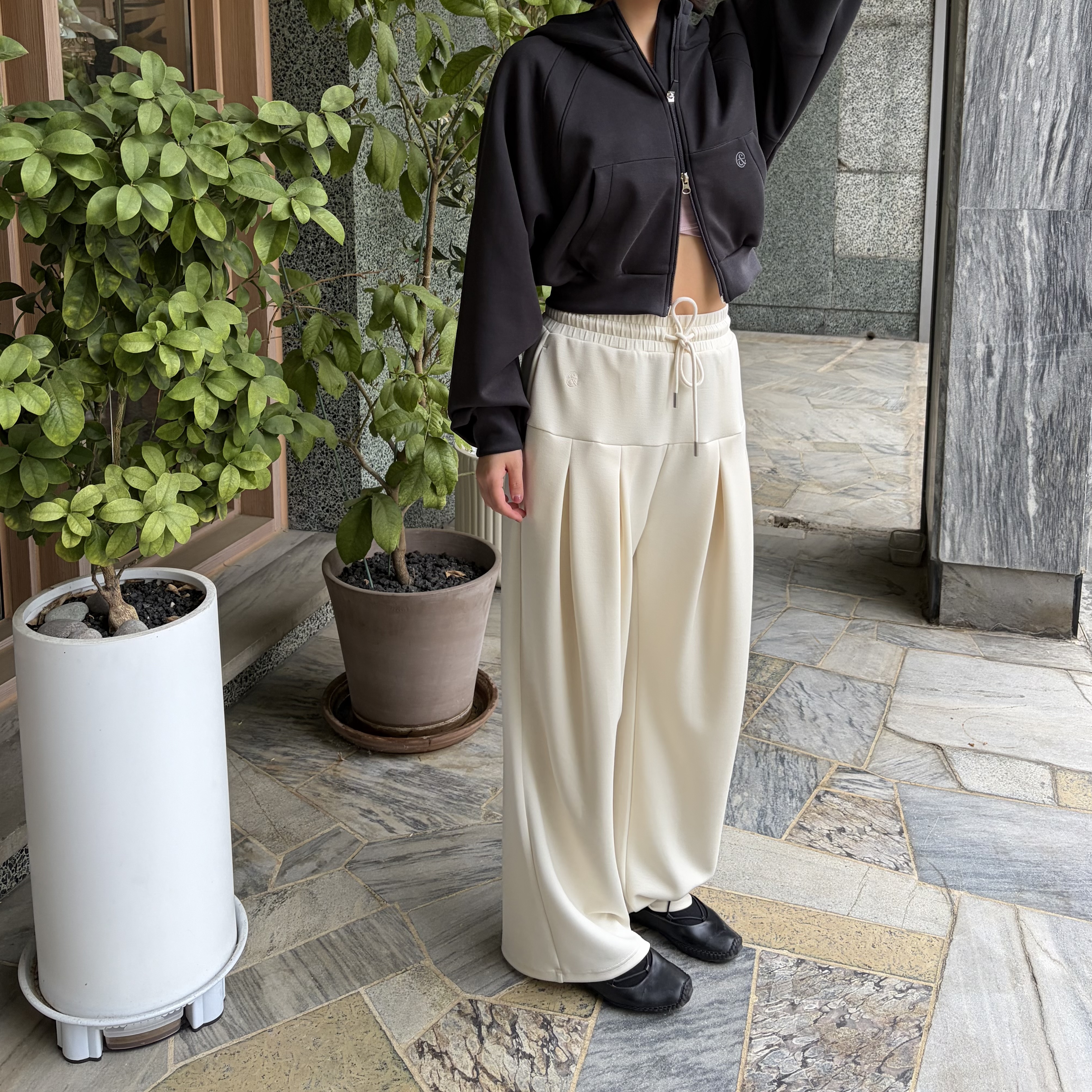 FRONT2LINE New Softy Cropped Hooded Zip-Up, FRONT2LINE New Softy Wide Pintuck Pants 착용 스타일 - 1