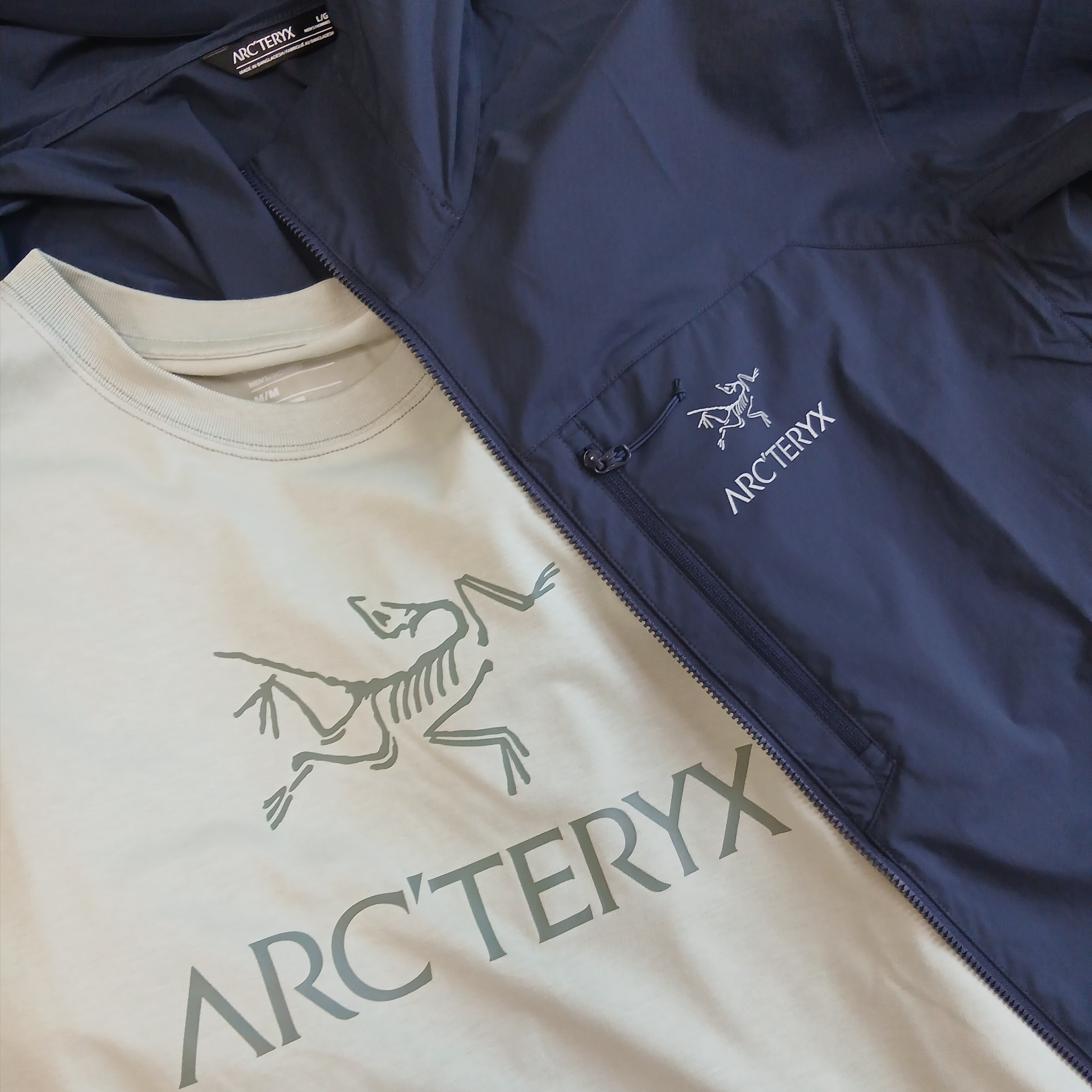 Arc'teryx Arc'word Logo SS T-Shirt Habitat, Arc'teryx Squamish Hoody Black Sapphire 착용 스타일 - 5
