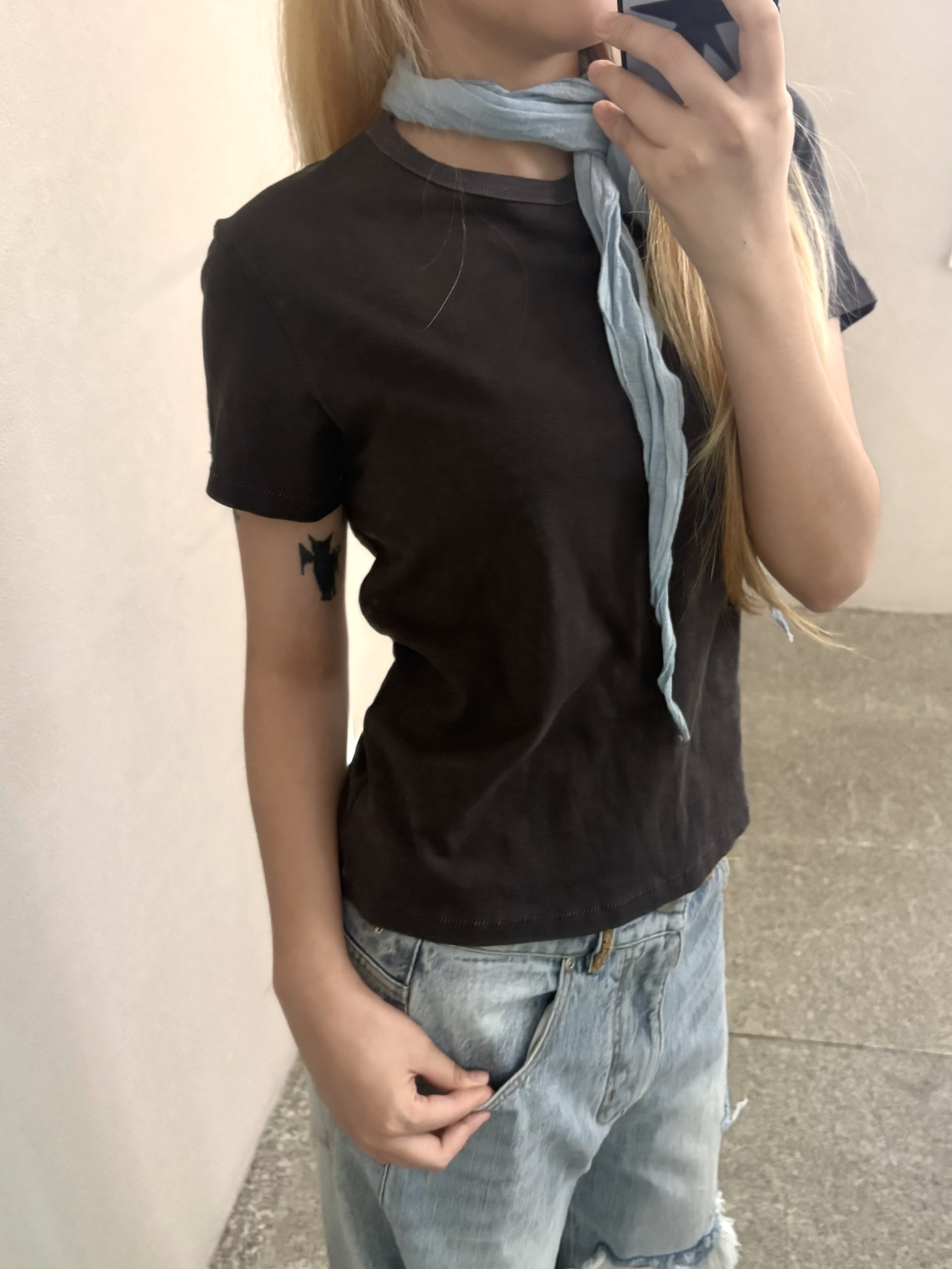(W) SUNDAY CEREMONY Natural Dyed Basic Slub Tee - Ash Charcoal, SUNDAY CEREMONY Natural Dyed Neckerchief - Ash Indigo 착용 스타일 - 1