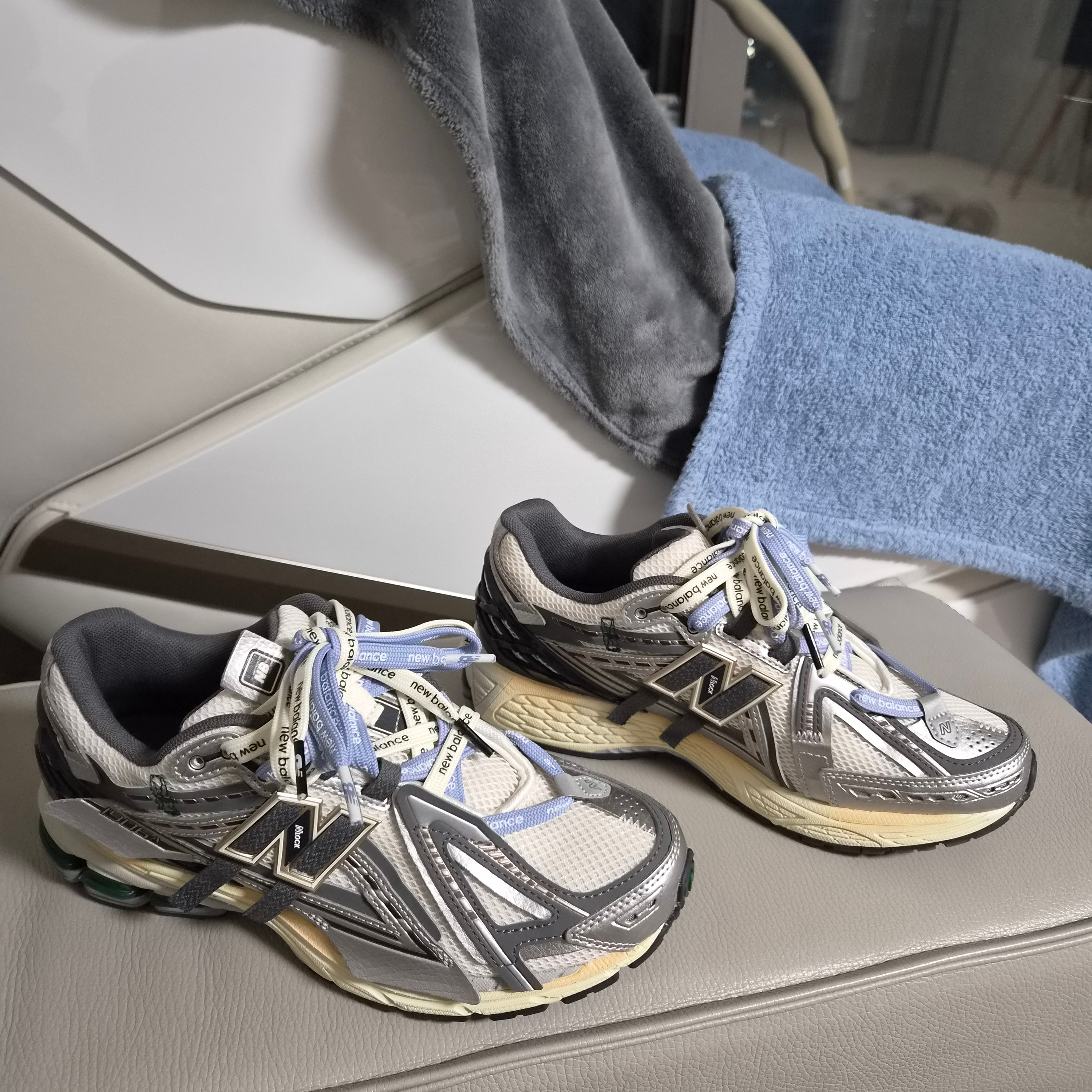 New Balance 1906A Silver Metallic Castlerock 착용 스타일 - 1