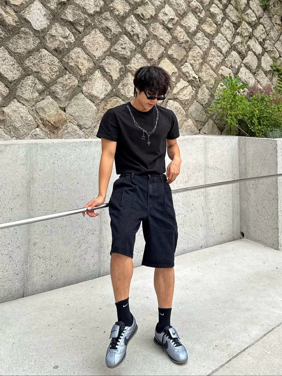 [KREAM 단독][니티드X림박스] Knitted Relaxed Washing Denim Two-Tuck Cinch Back Shorts Black, [KREAM 단독][니티드X림박스] Knitted Relaxed Washing Denim Two-Tuck Cinch Back Shorts Washing Blue 착용 스타일 - 3