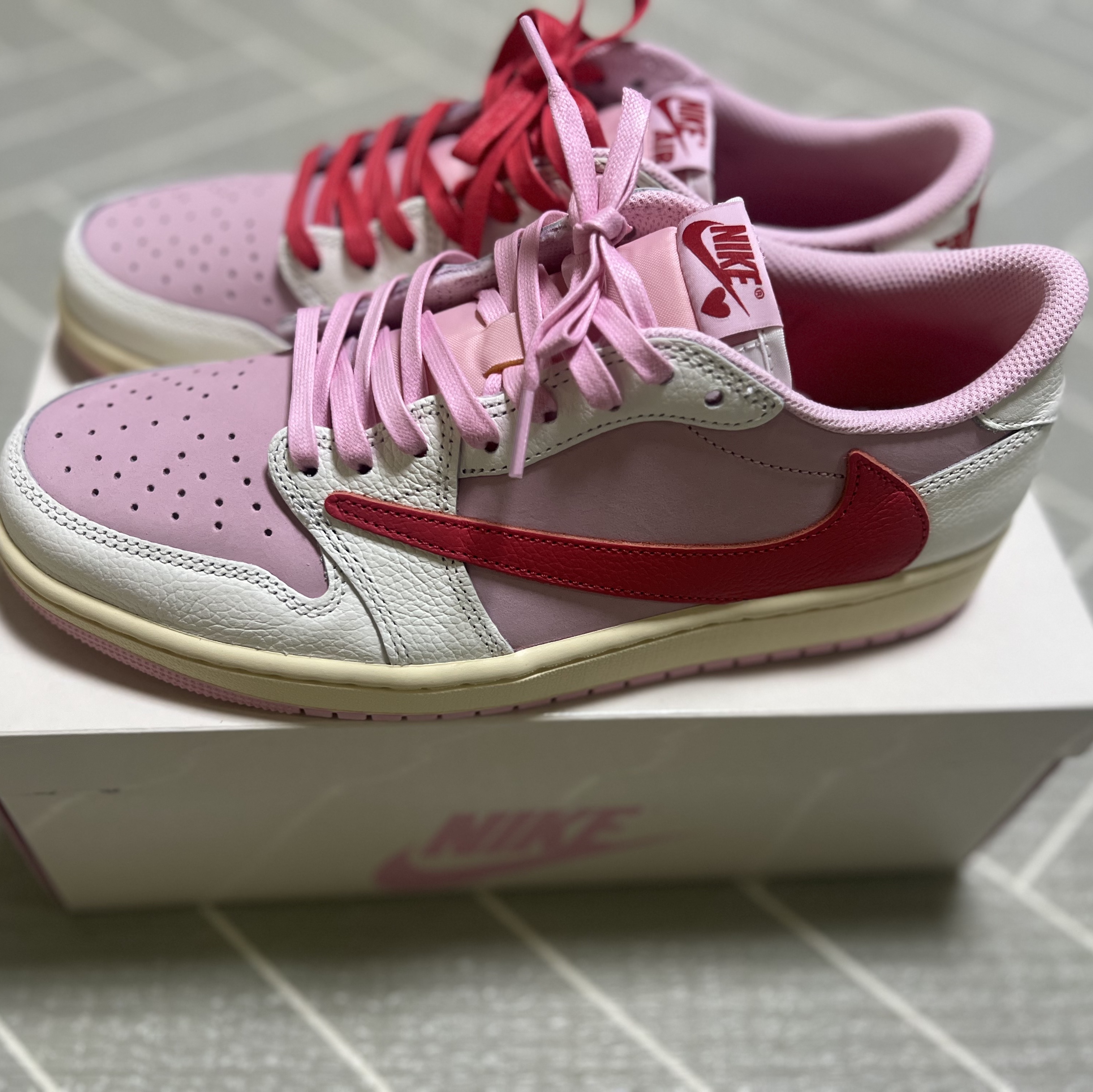 Jordan 1 x Travis Scott Retro Low OG SP Sail Tropical Pink 착용 스타일 - 2