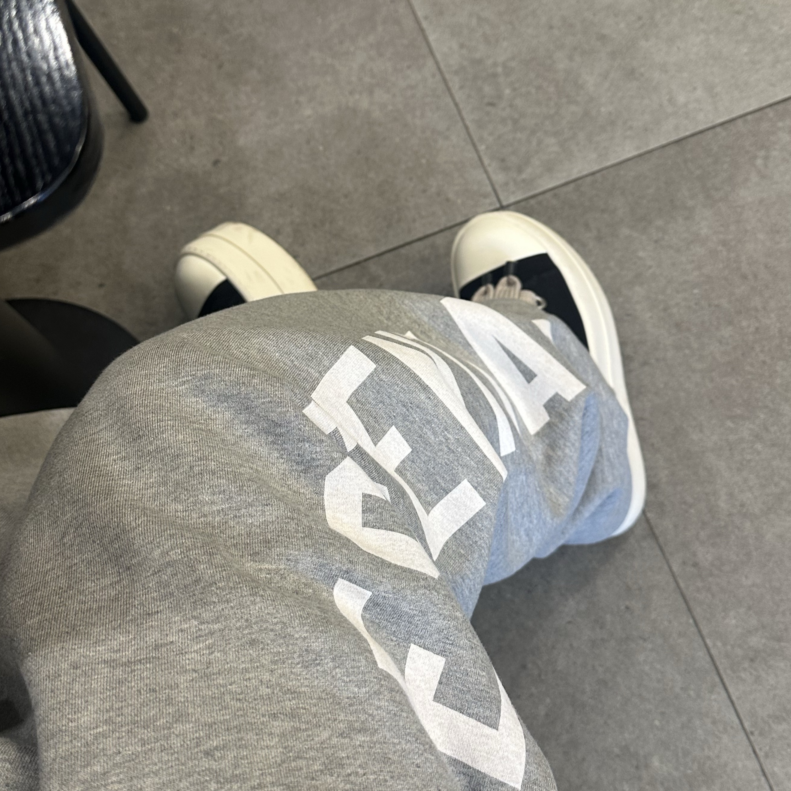Essentials Fleece Relaxed Sweatpant Dark Heather - 24FW 착용 스타일 - 2