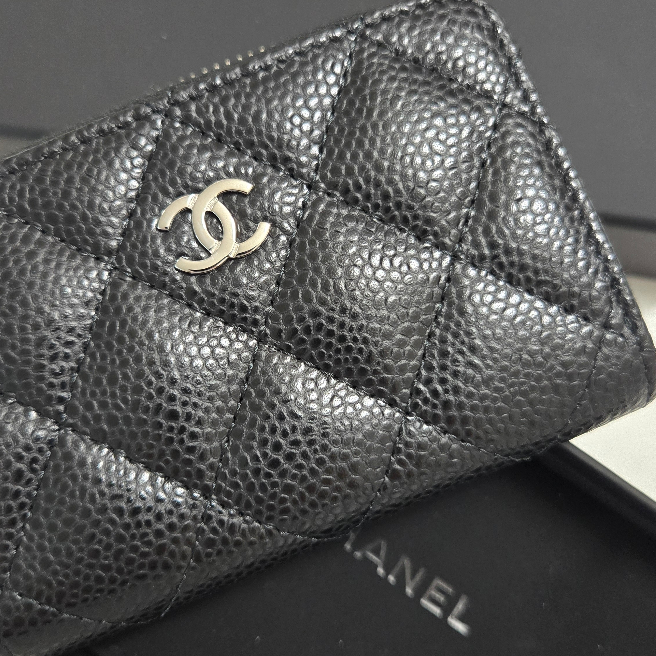 Chanel Classic Zipped Coin Purse Grained Calfskin & Silver Black 착용 스타일 - 3