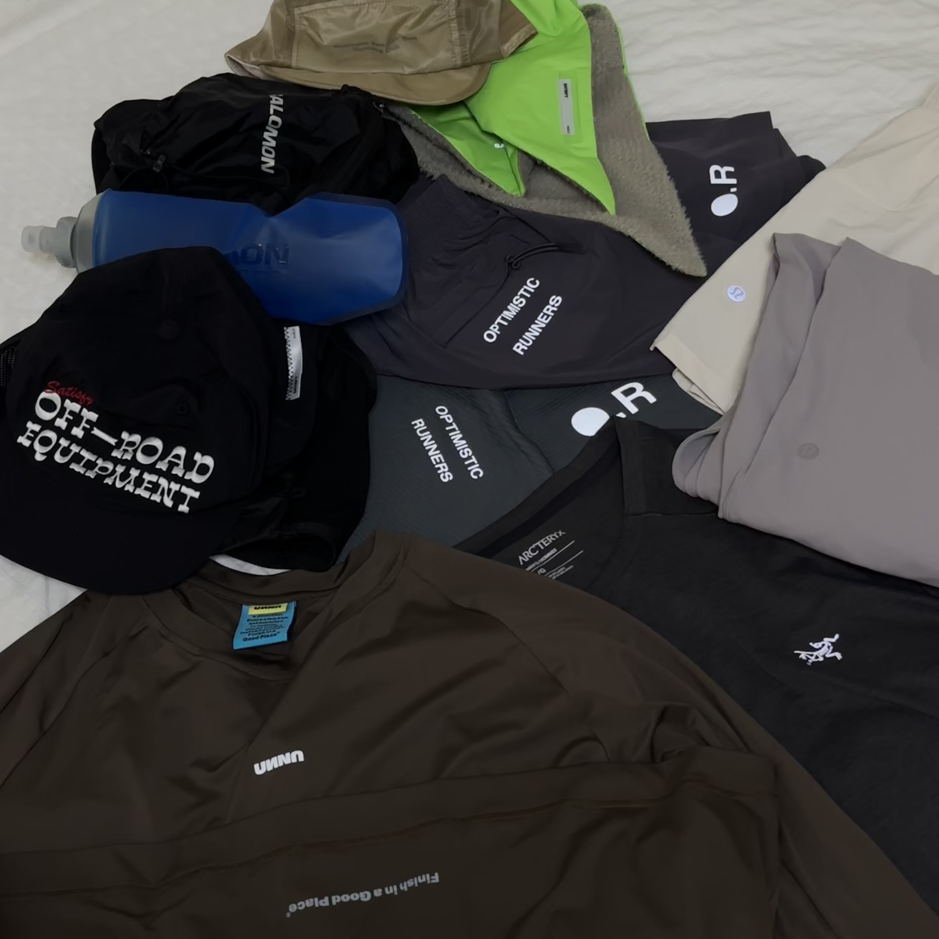 Satisfy Pertex Ghostfleece AD Bandana Neon Green, Satisfy FliteSilk 5‑Panel Pinch Cap Black 착용 스타일 - 1