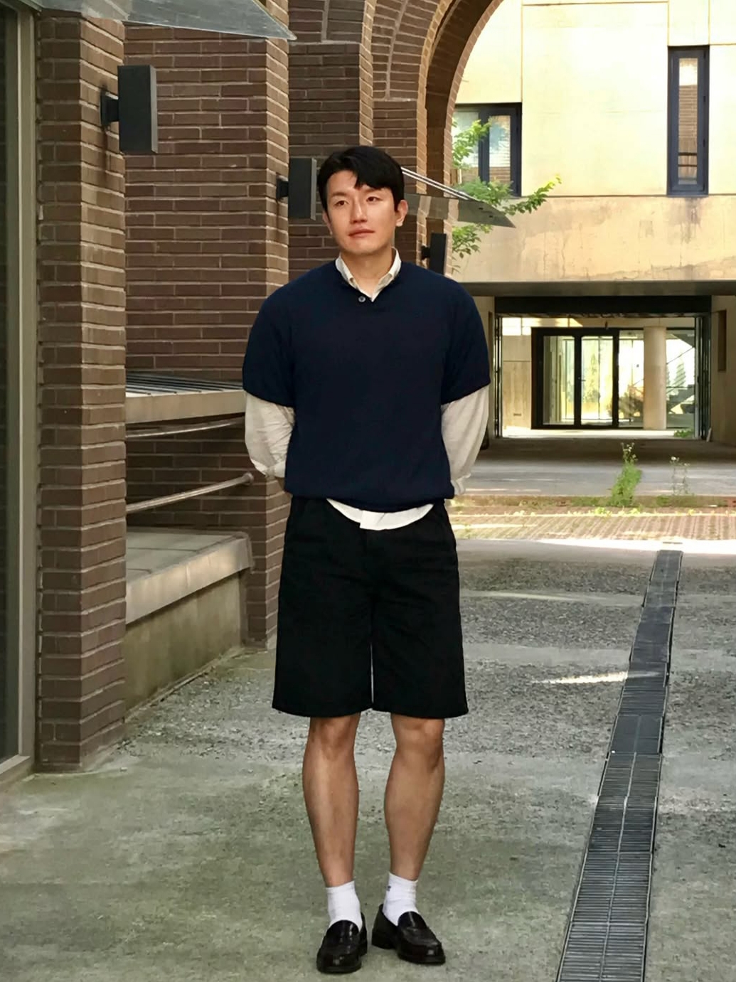 [KREAM 단독][니티드X림박스] Knitted Relaxed Washing Denim Two-Tuck Cinch Back Shorts Black, [KREAM 단독][니티드X림박스] Knitted Relaxed Washing Denim Two-Tuck Cinch Back Shorts Washing Blue 착용 스타일 - 2