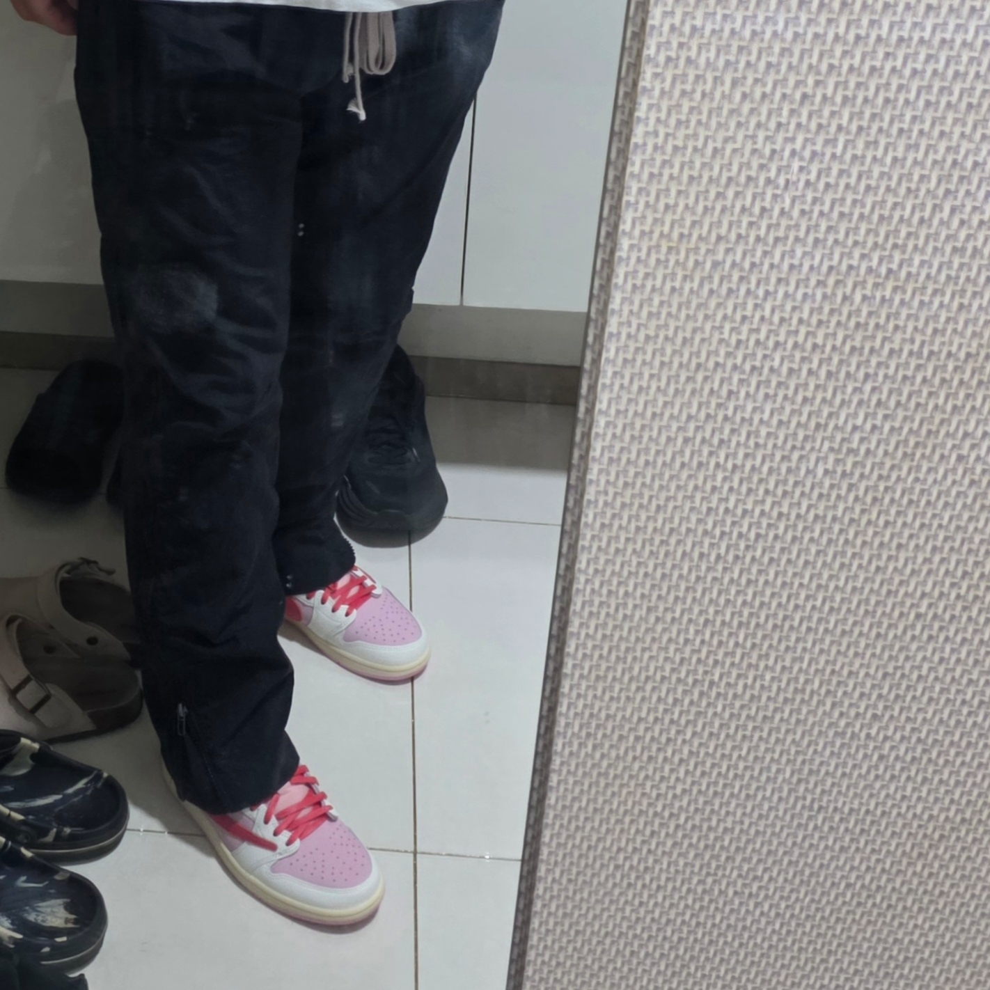 Jordan 1 x Travis Scott Retro Low OG SP Sail Tropical Pink 착용 스타일