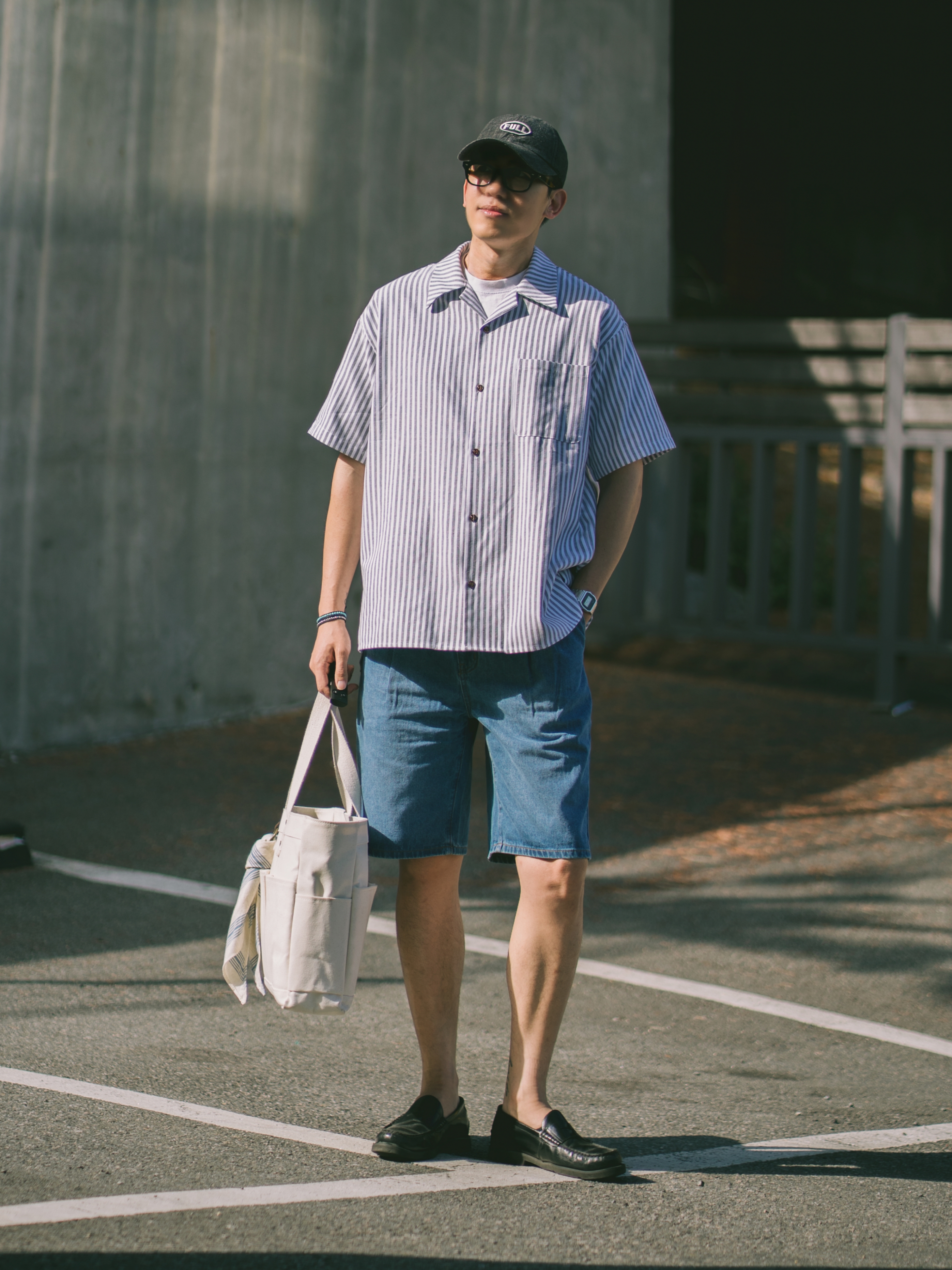 [KREAM 단독][니티드X림박스] Knitted Relaxed Washing Denim Two-Tuck Cinch Back Shorts Black, [KREAM 단독][니티드X림박스] Knitted Relaxed Washing Denim Two-Tuck Cinch Back Shorts Washing Blue 착용 스타일 - 1