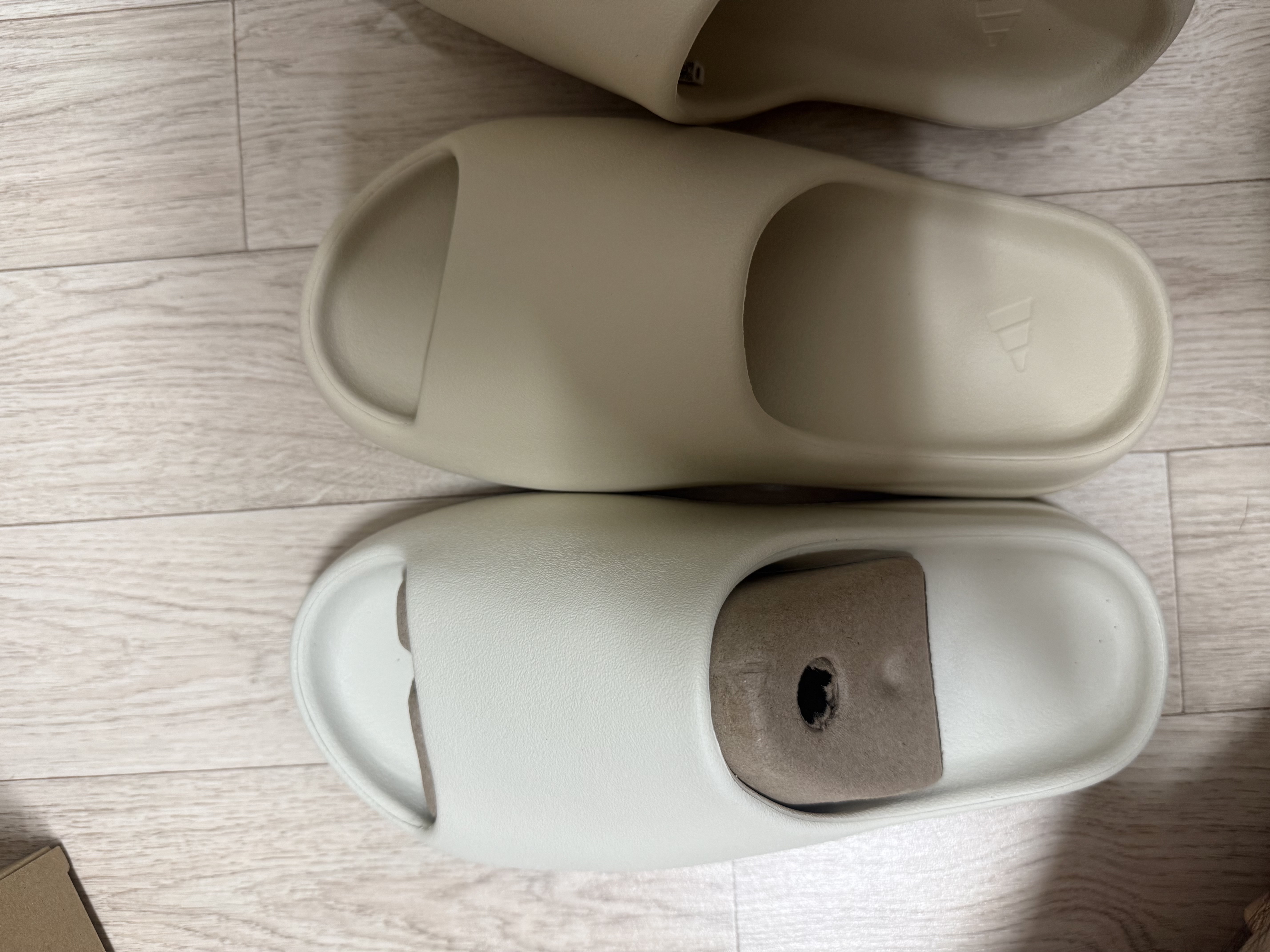 Adidas Yeezy Slide Bone 2022/2023 착용 스타일 - 3