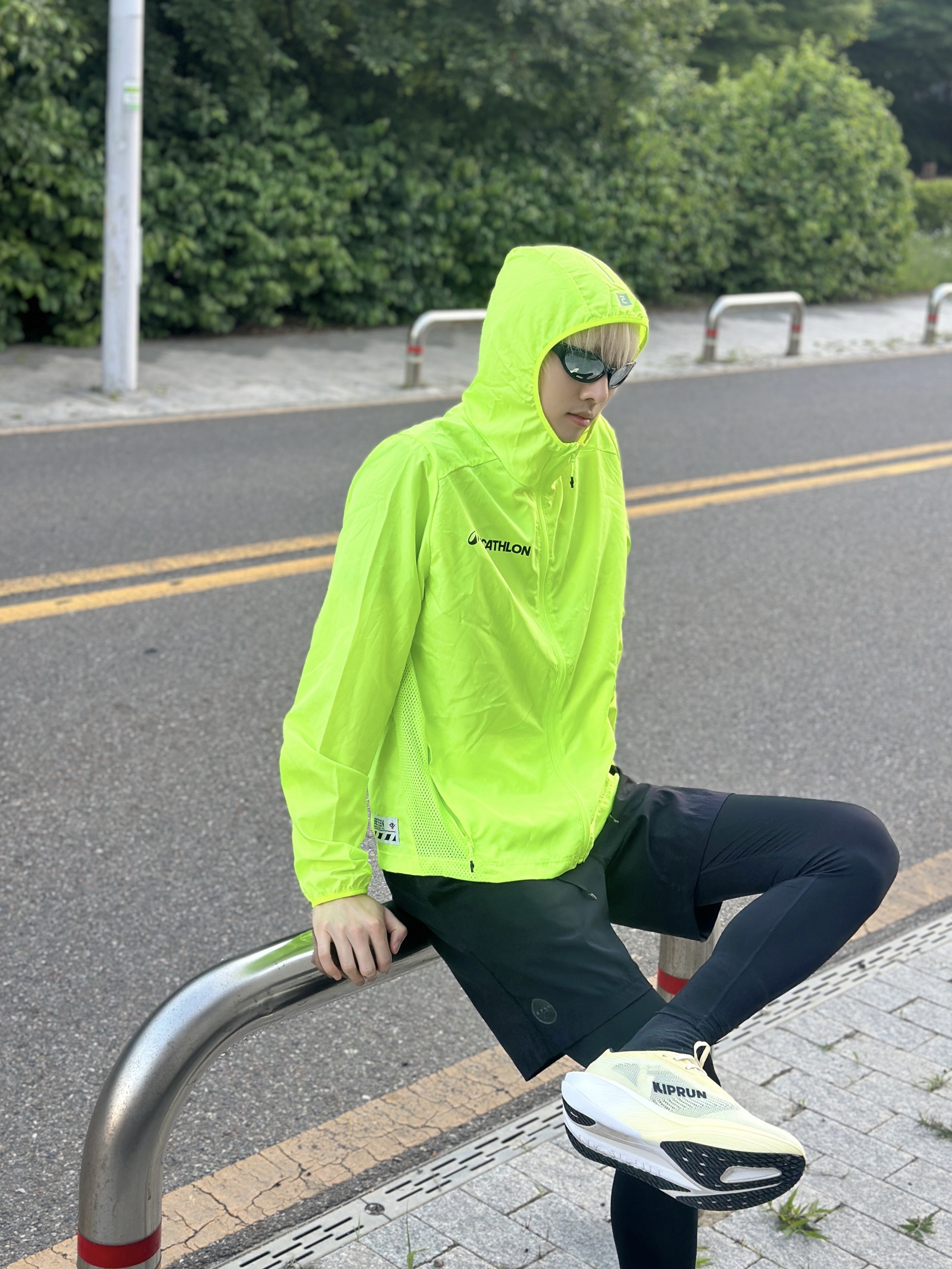 DECATHLON Kiprun Men's Running Shoes Kiprun KD900 Light Vanilla Yellow, DECATHLON Men's Running High-Visibility Wind Jacket Run 100 Fluorescent Acid Yellow 착용 스타일 - 3