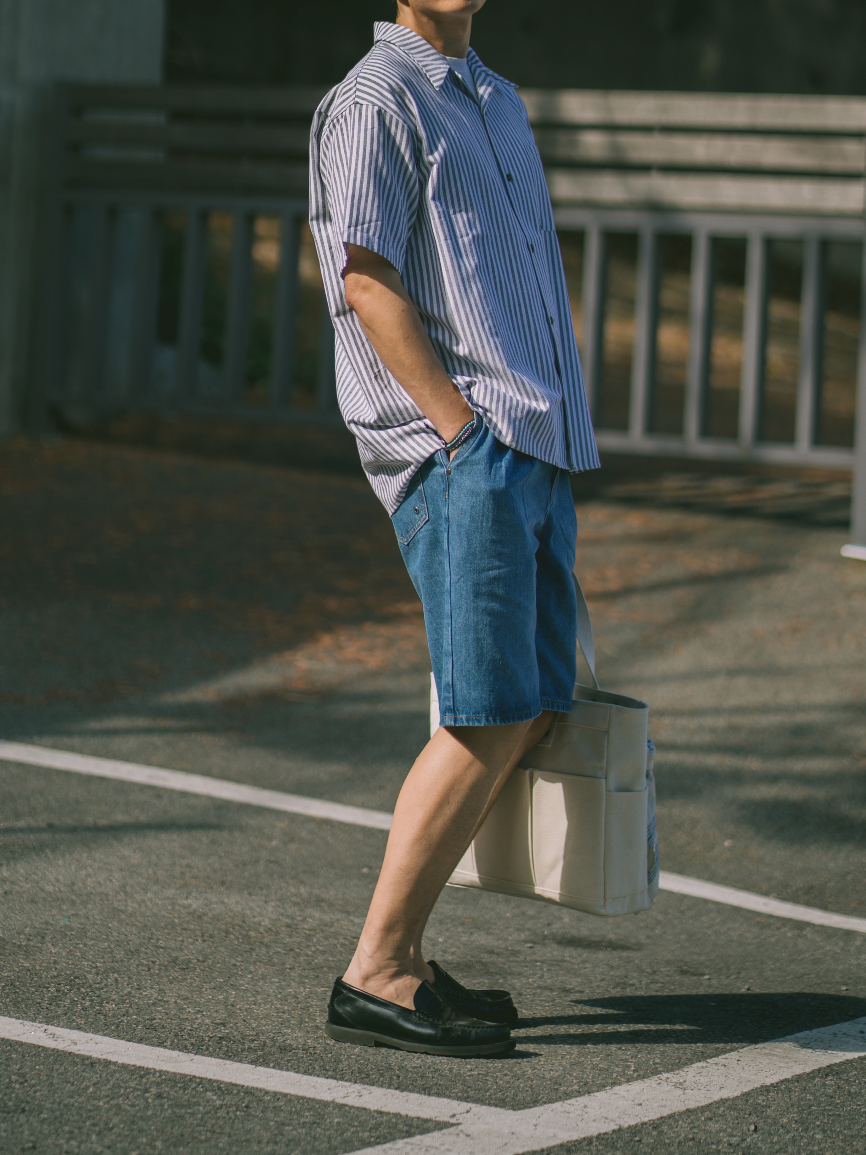 [KREAM 단독][니티드X림박스] Knitted Relaxed Washing Denim Two-Tuck Cinch Back Shorts Black, [KREAM 단독][니티드X림박스] Knitted Relaxed Washing Denim Two-Tuck Cinch Back Shorts Washing Blue 착용 스타일 - 4