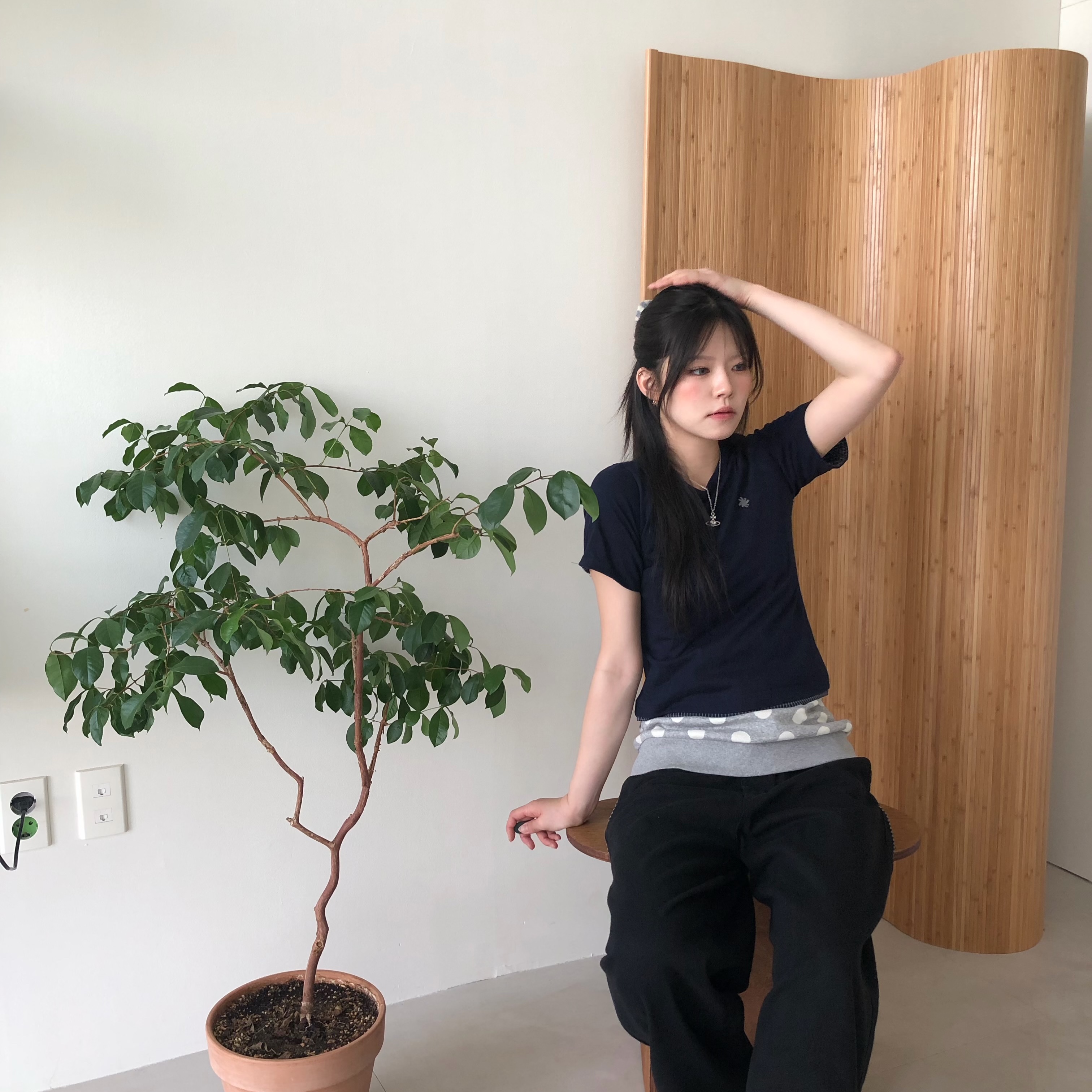 SLOW RECORD HOUSE Layered Check Roll-Up T-Shirt Navy 착용 스타일 - 2