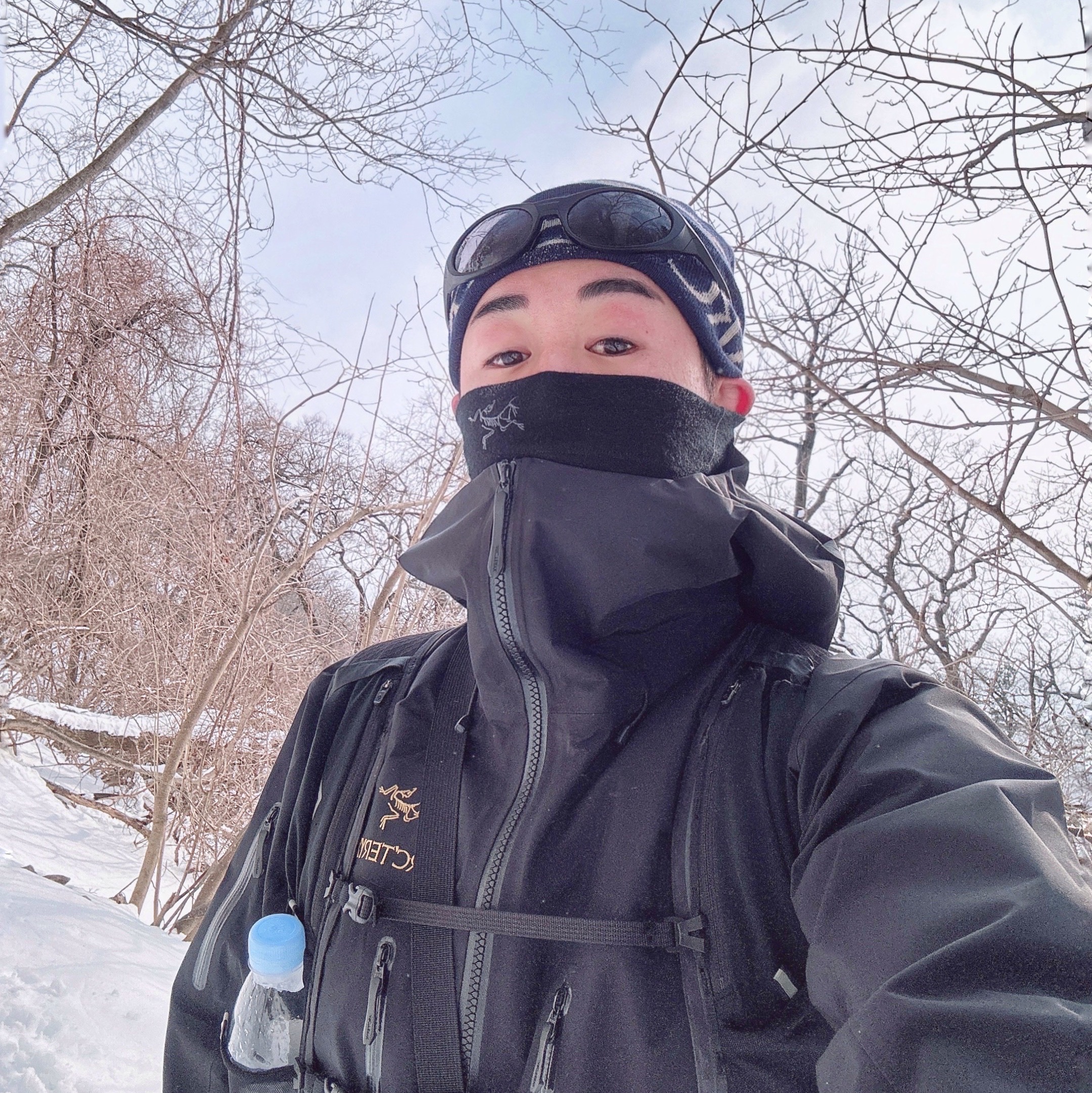 Arc'teryx Bird Word Toque Black Sapphire, Oakley Eye Jacket Redux Matte Black Frame Prizm Grey Lenses High Bridge Fit 착용 스타일