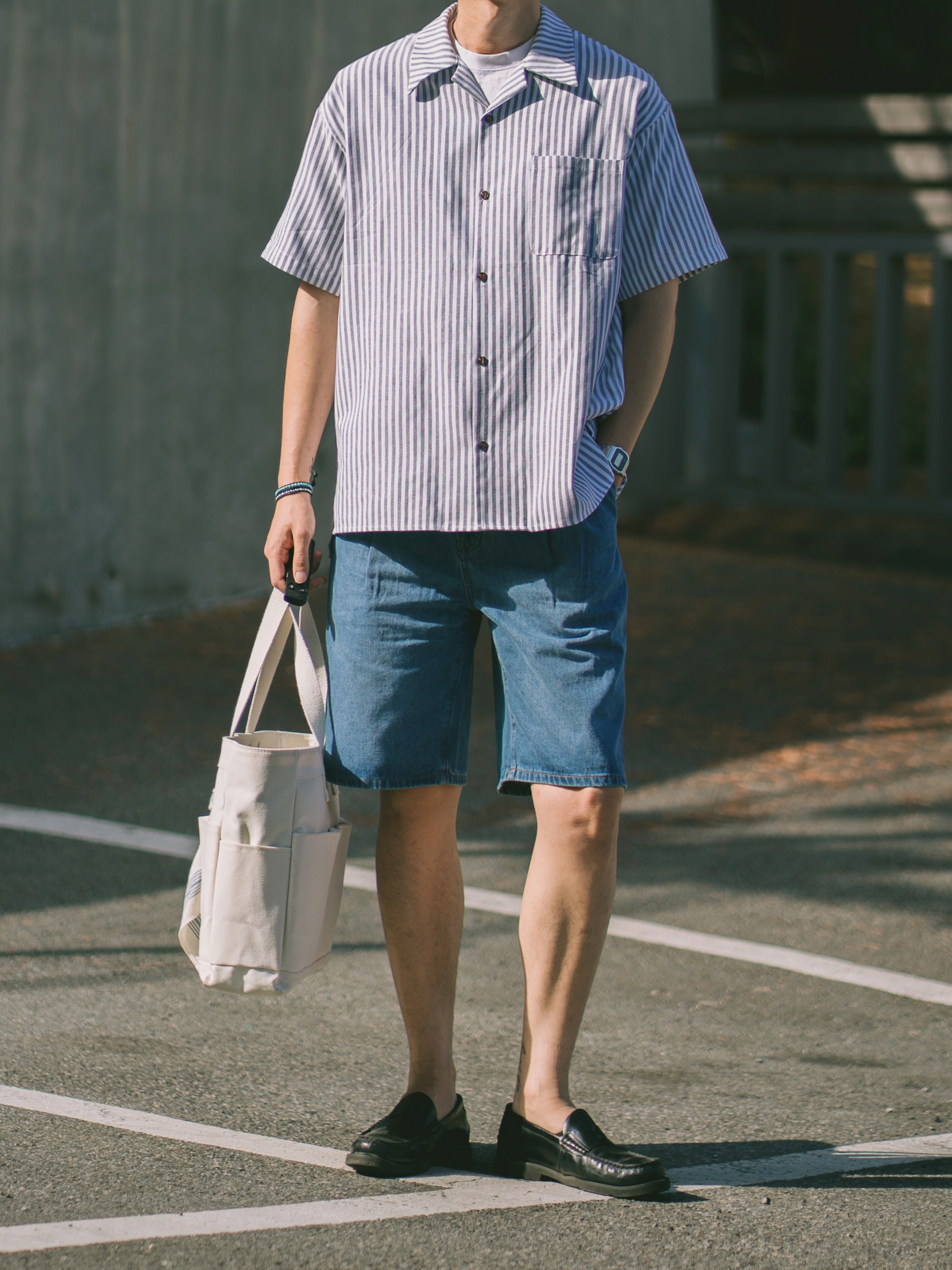 [KREAM 단독][니티드X림박스] Knitted Relaxed Washing Denim Two-Tuck Cinch Back Shorts Black, [KREAM 단독][니티드X림박스] Knitted Relaxed Washing Denim Two-Tuck Cinch Back Shorts Washing Blue 착용 스타일 - 6