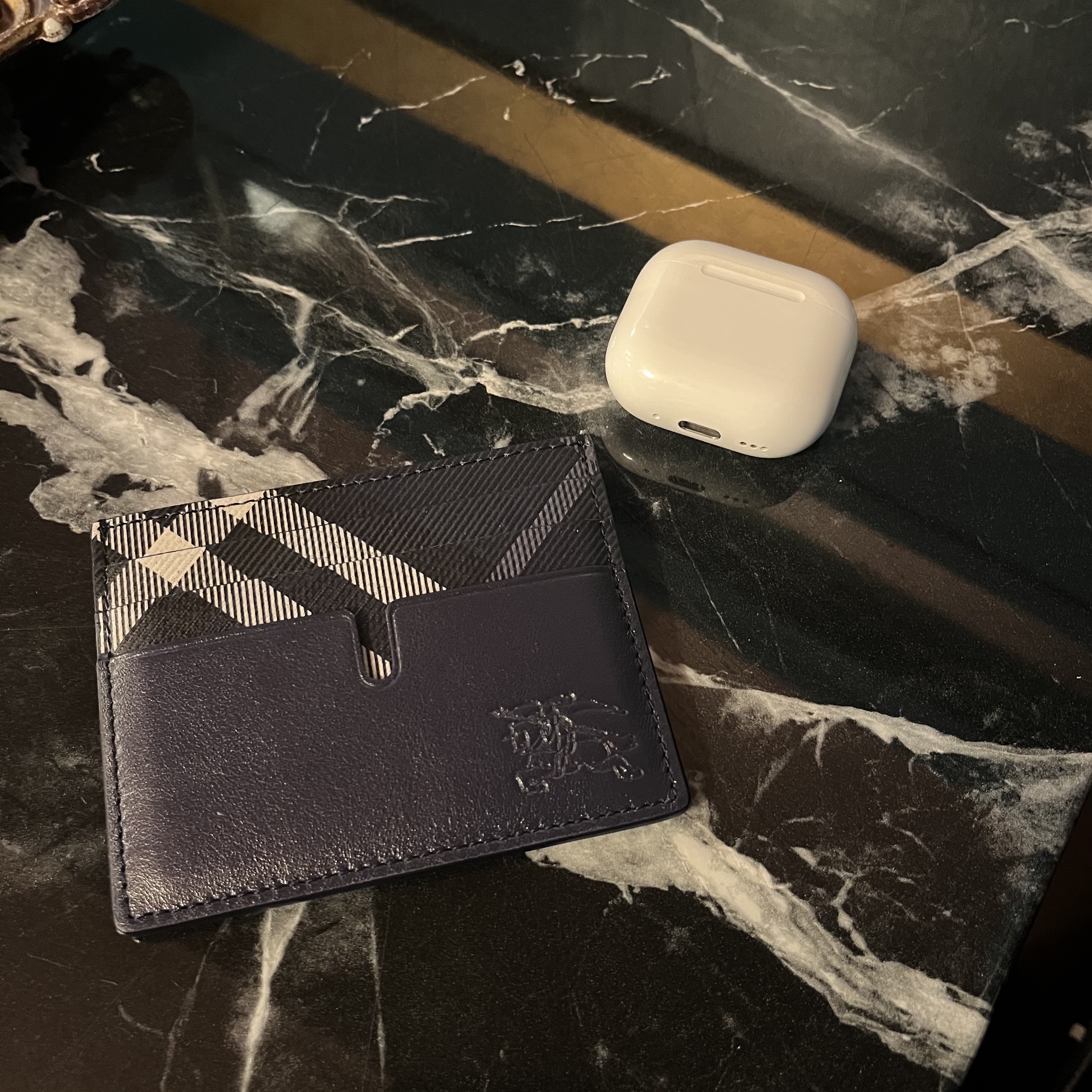 Burberry Tall Pop Check Card Case Midnight Blue, Apple Airpods 4th Gen (Korean Ver.) 착용 스타일