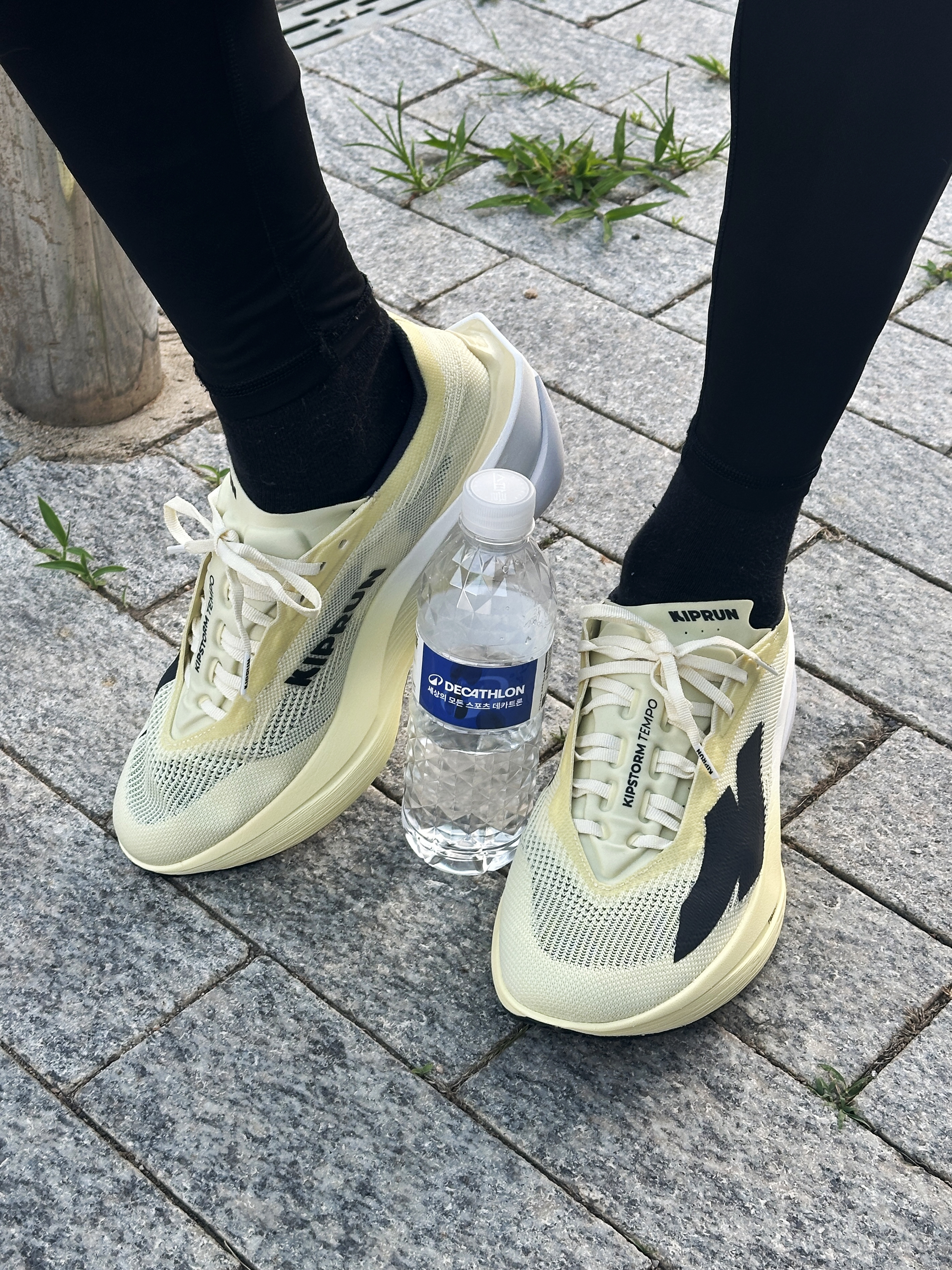 DECATHLON Kiprun Men's Running Shoes Kiprun KD900 Light Vanilla Yellow, DECATHLON Men's Running High-Visibility Wind Jacket Run 100 Fluorescent Acid Yellow 착용 스타일 - 7