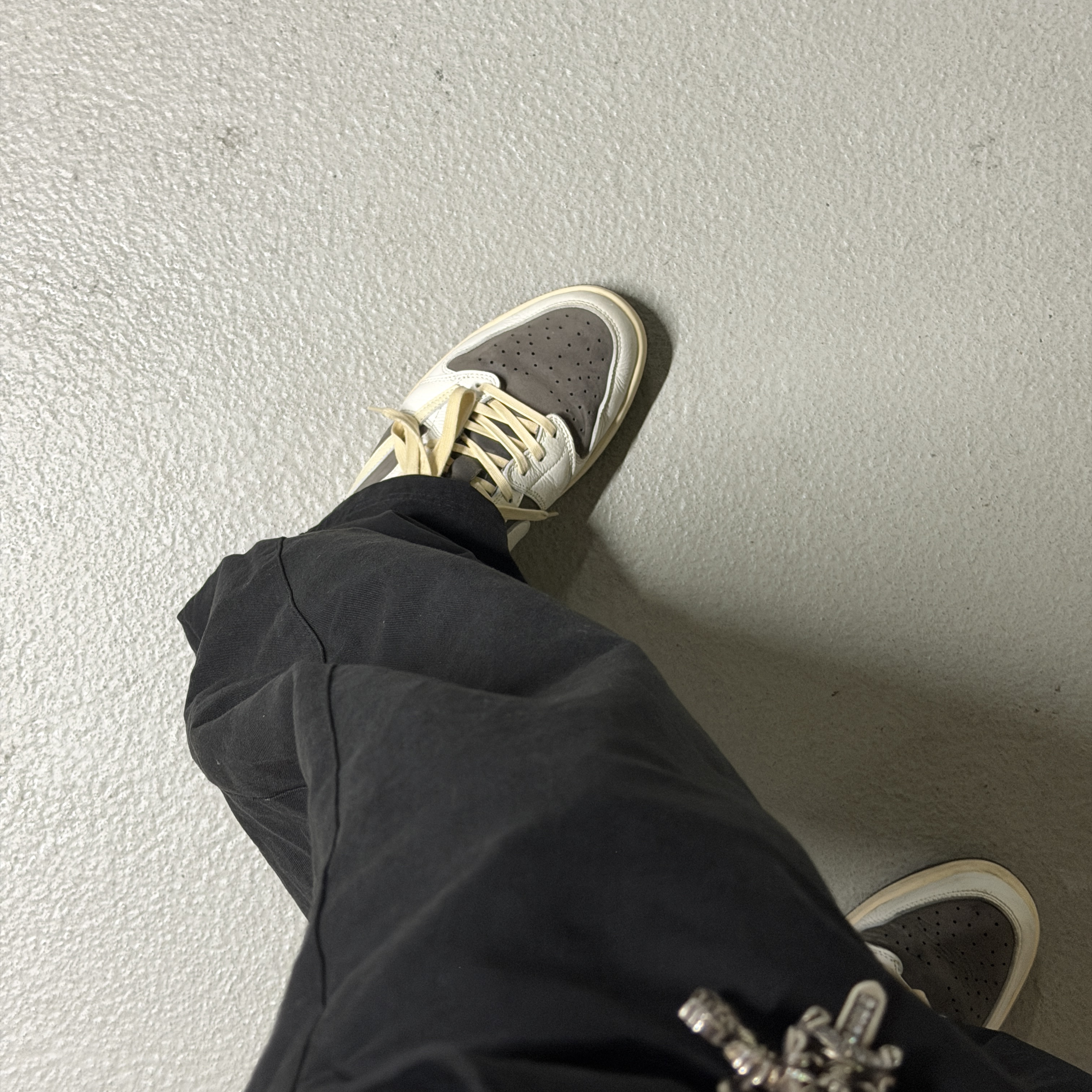 Jordan 1 x Travis Scott Retro Low OG SP Sail and Ridgerock 착용 스타일 - 1