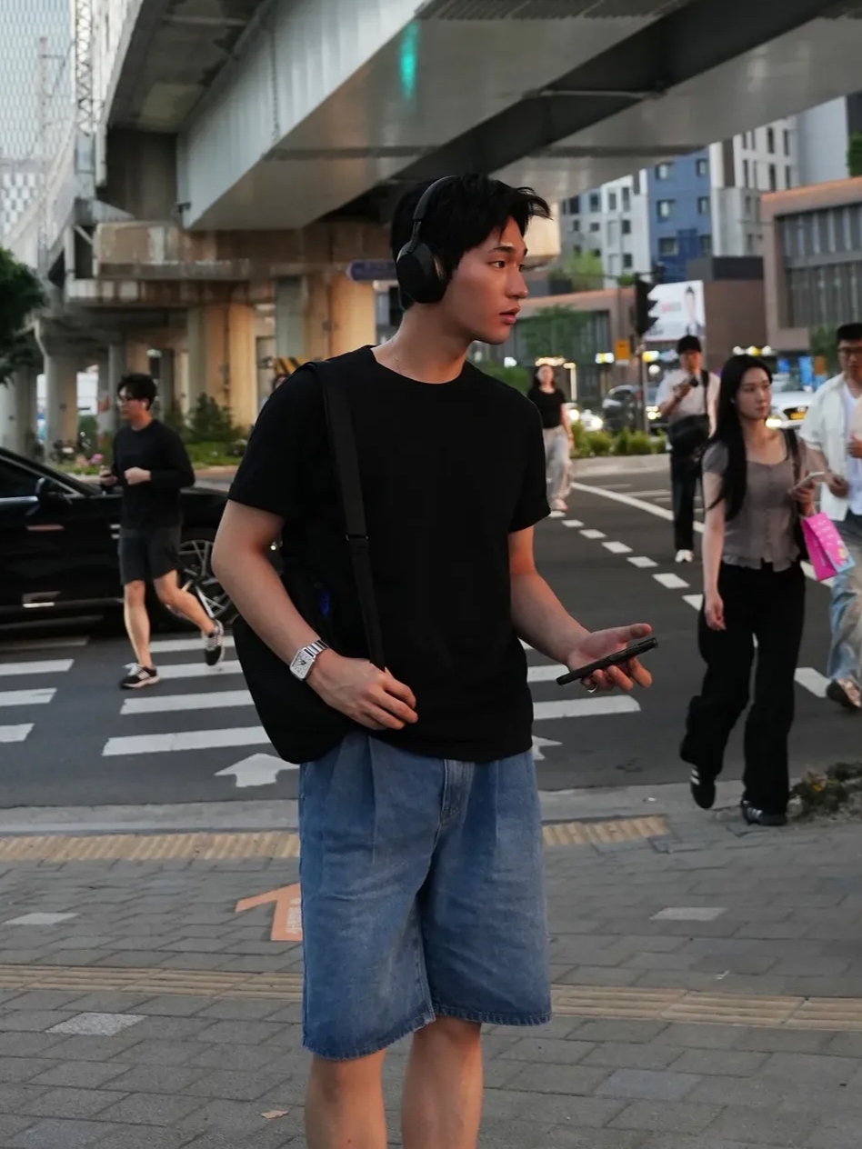 [KREAM 단독][니티드X림박스] Knitted Relaxed Washing Denim Two-Tuck Cinch Back Shorts Washing Blue, [KREAM 단독][니티드X림박스] Knitted Relaxed Washing Denim Two-Tuck Cinch Back Shorts Black 착용 스타일 - 3