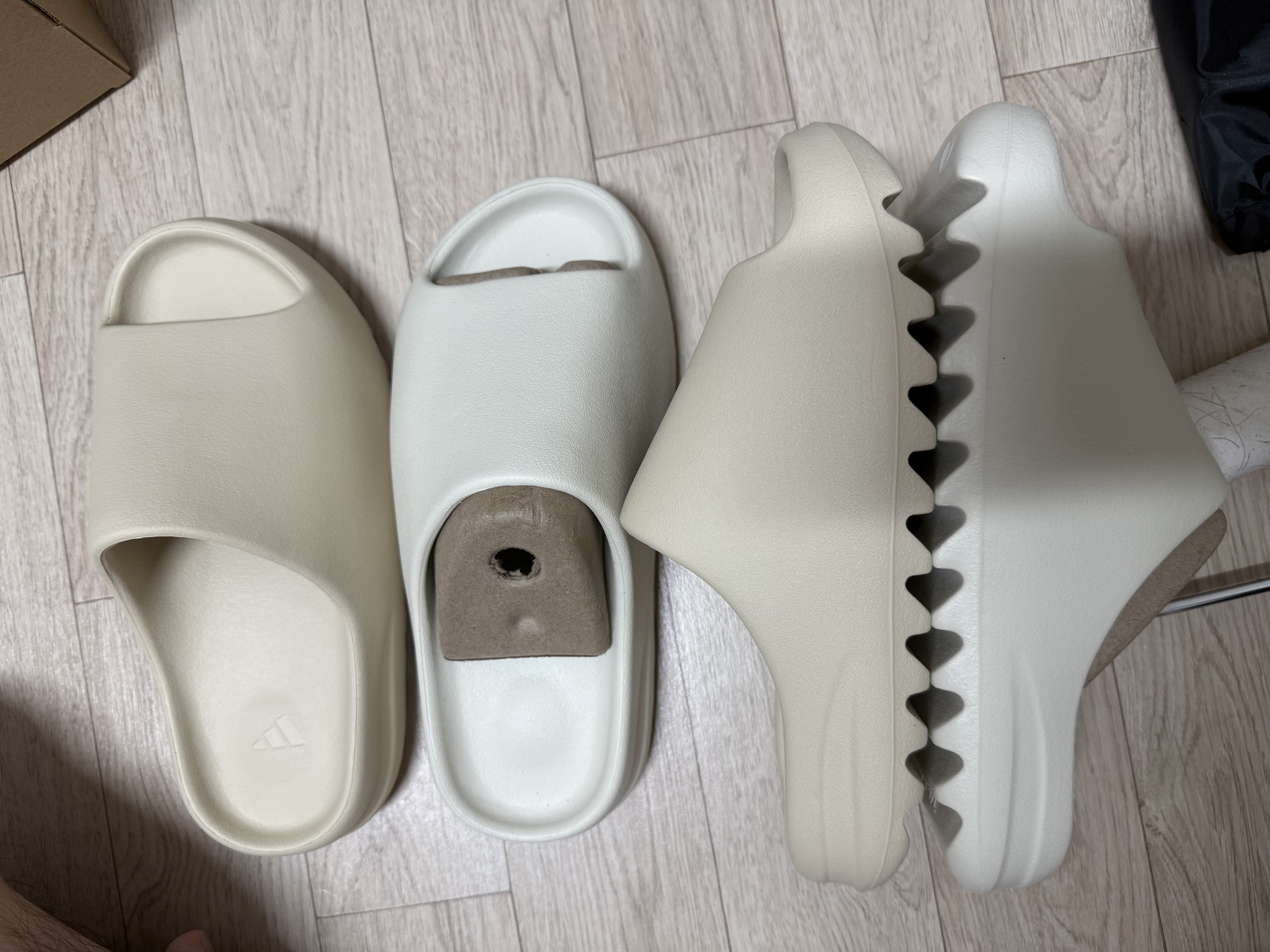 Adidas Yeezy Slide Bone 2022/2023 착용 스타일 - 2