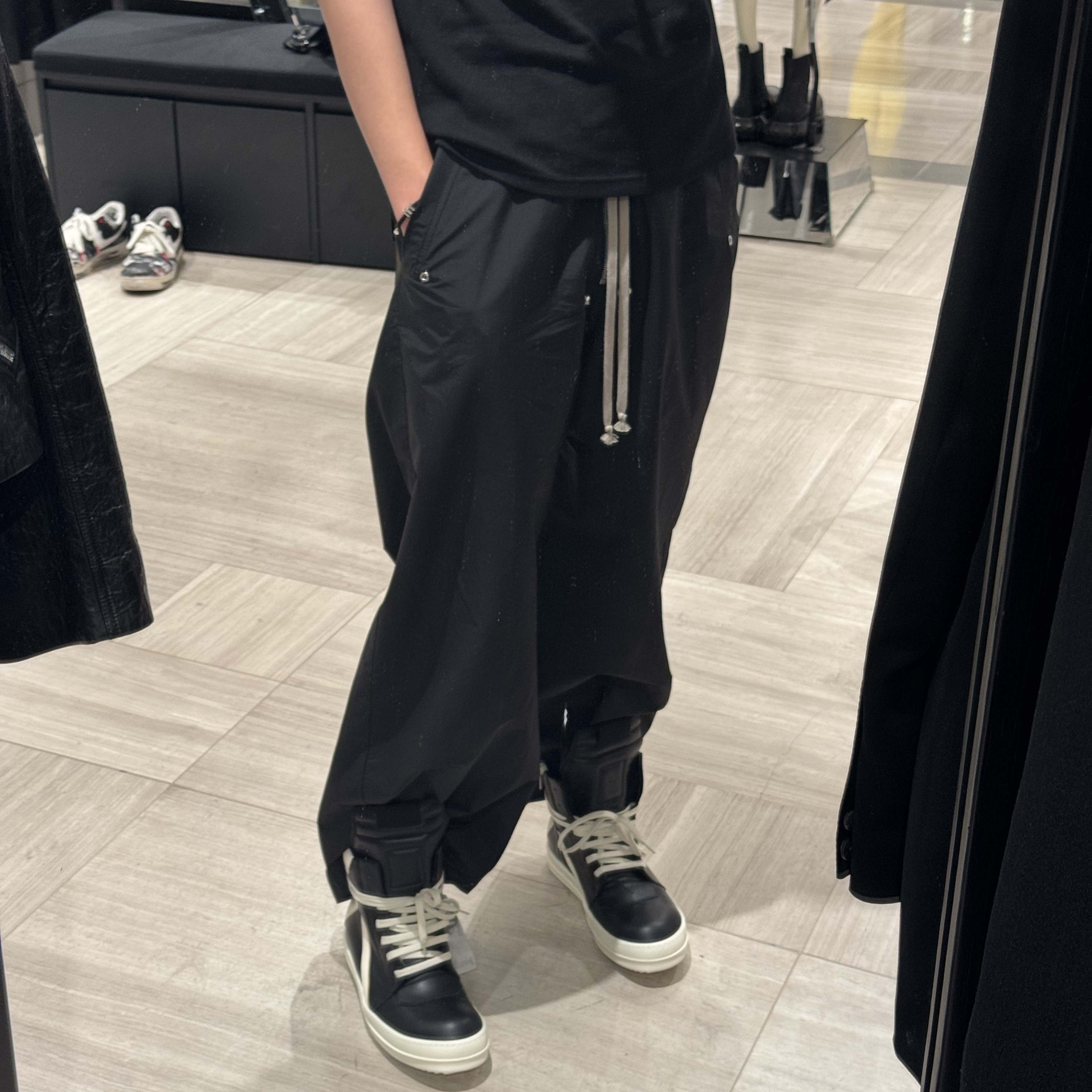 Celine Blason Regular T-Shirt in Cotton Jersey Washed White Bordeaux Cete, Chrome Hearts Wool Beanie Black White 착용 스타일 - 3