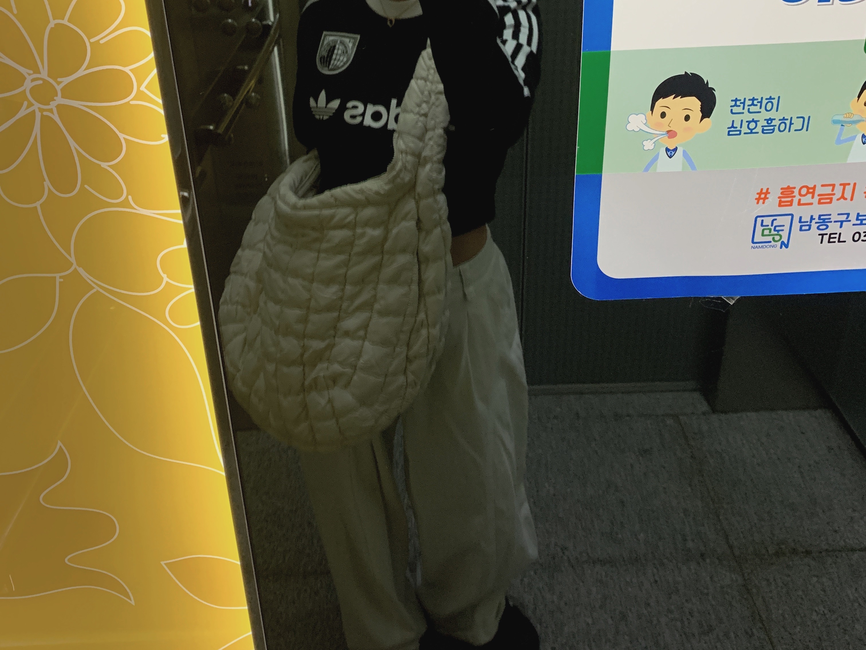 COS Quilted Oversized Shoulder Bag Off White Light Beige 착용 스타일 - 2
