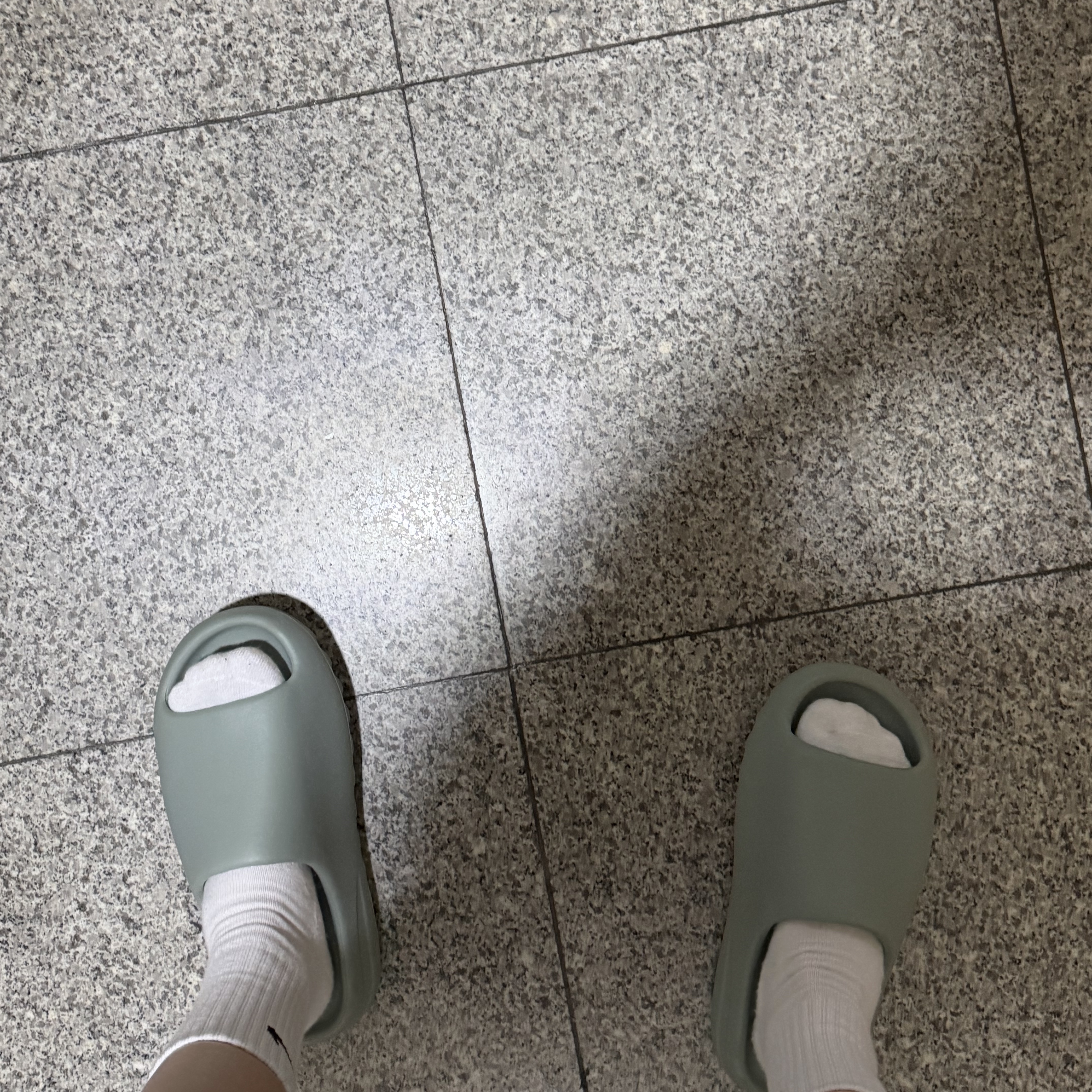 Adidas Yeezy Slide Salt 착용 스타일