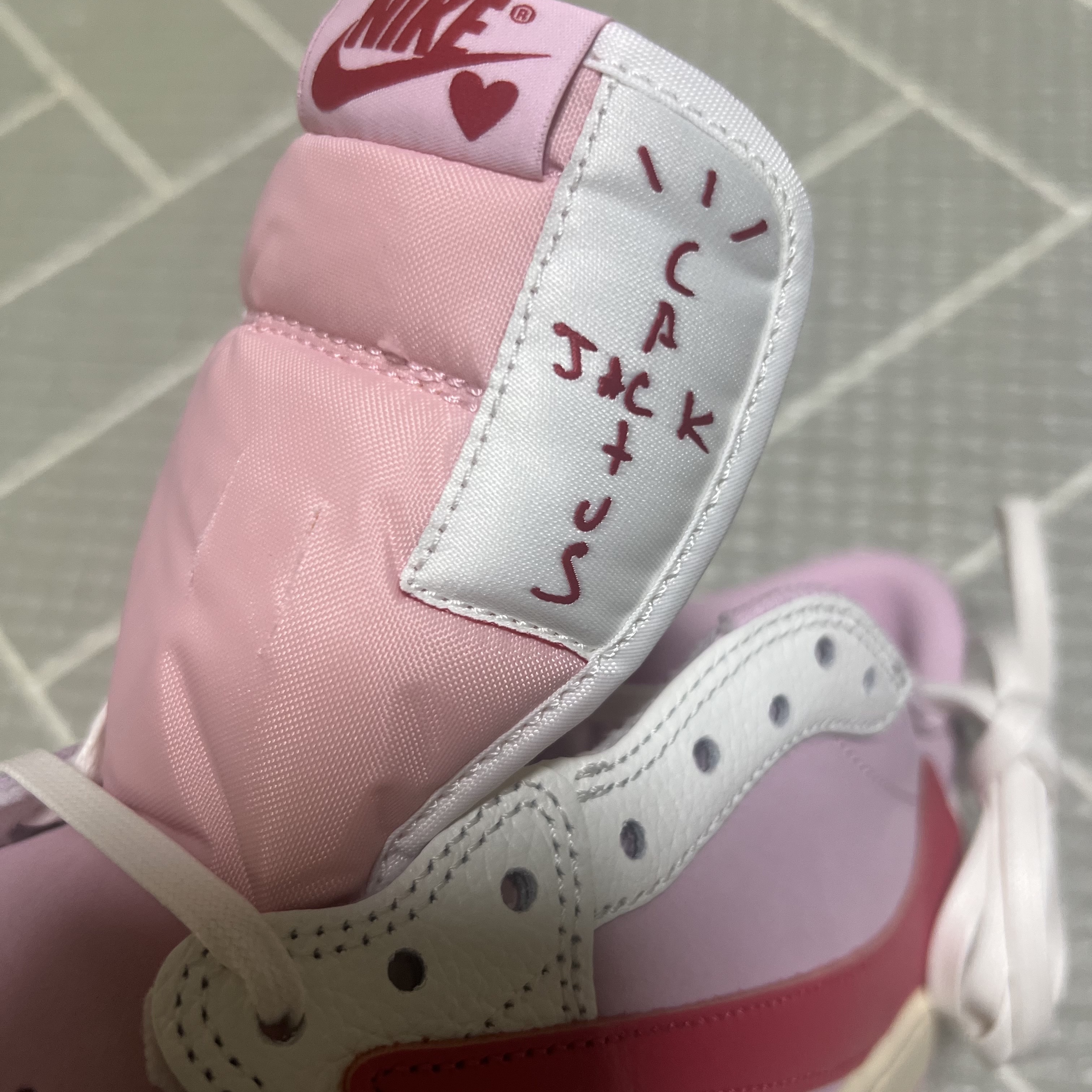Jordan 1 x Travis Scott Retro Low OG SP Sail Tropical Pink 착용 스타일 - 4