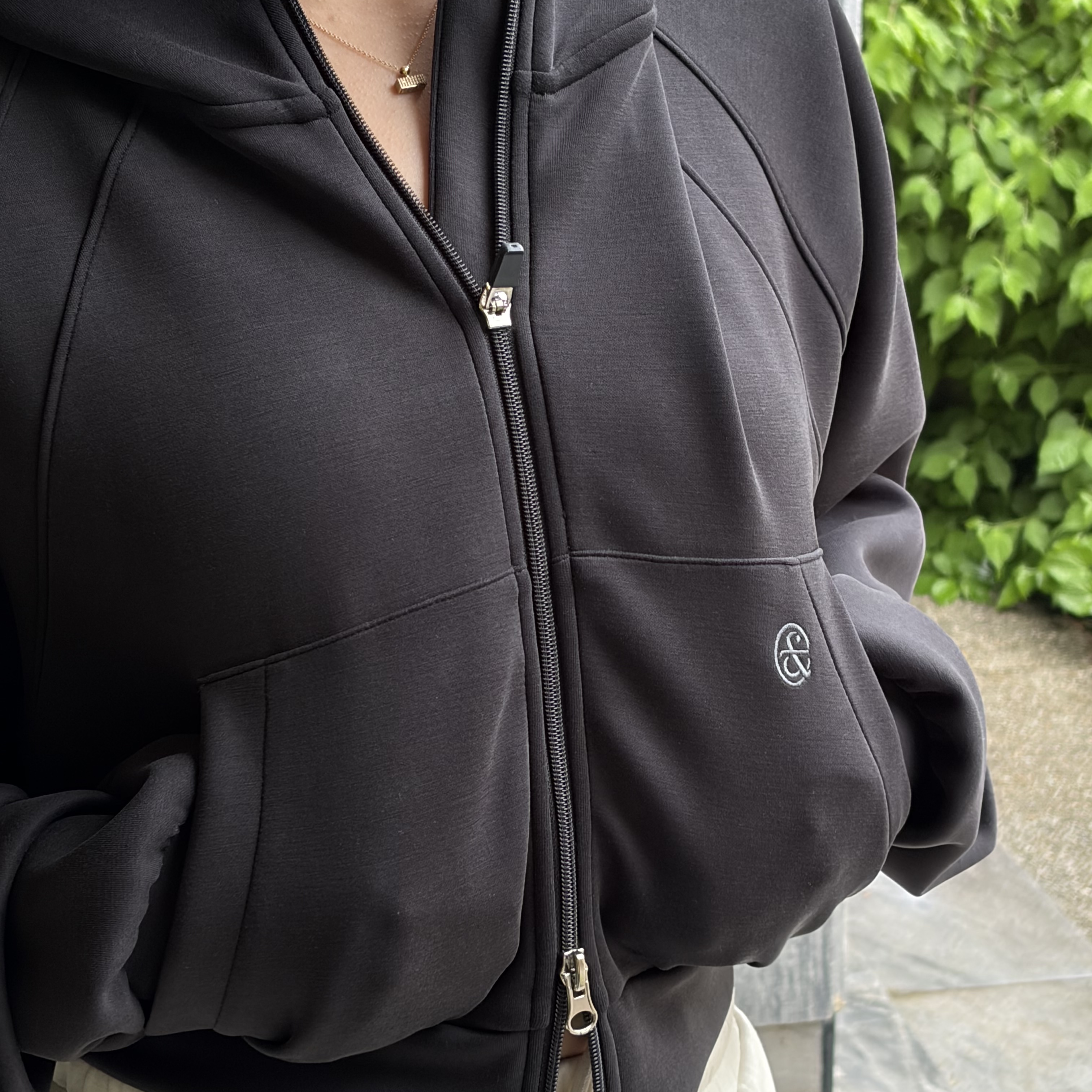 FRONT2LINE New Softy Cropped Hooded Zip-Up, FRONT2LINE New Softy Wide Pintuck Pants 착용 스타일 - 7