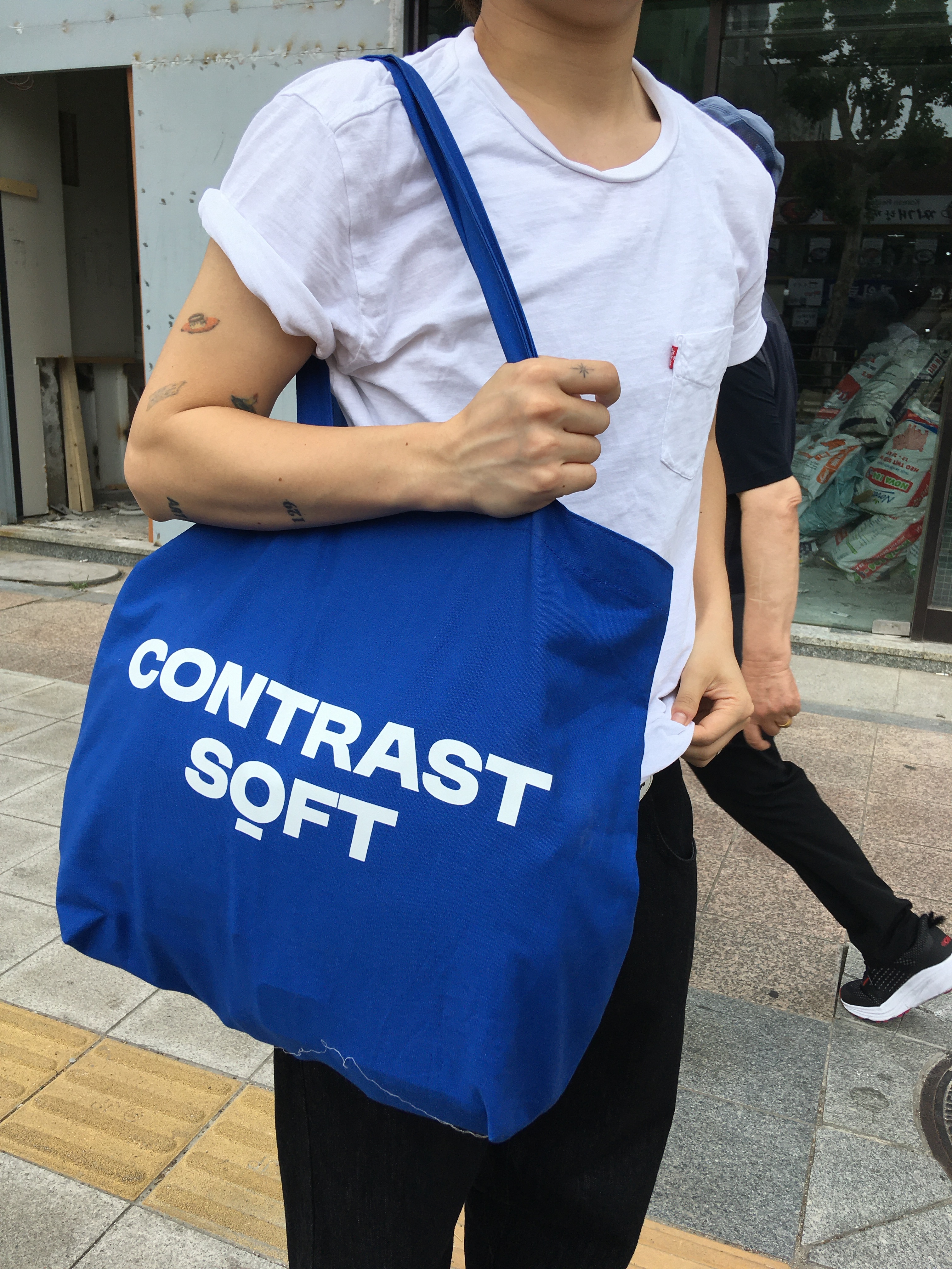noun Easeful Tote Bag Blue 착용 스타일 - 6