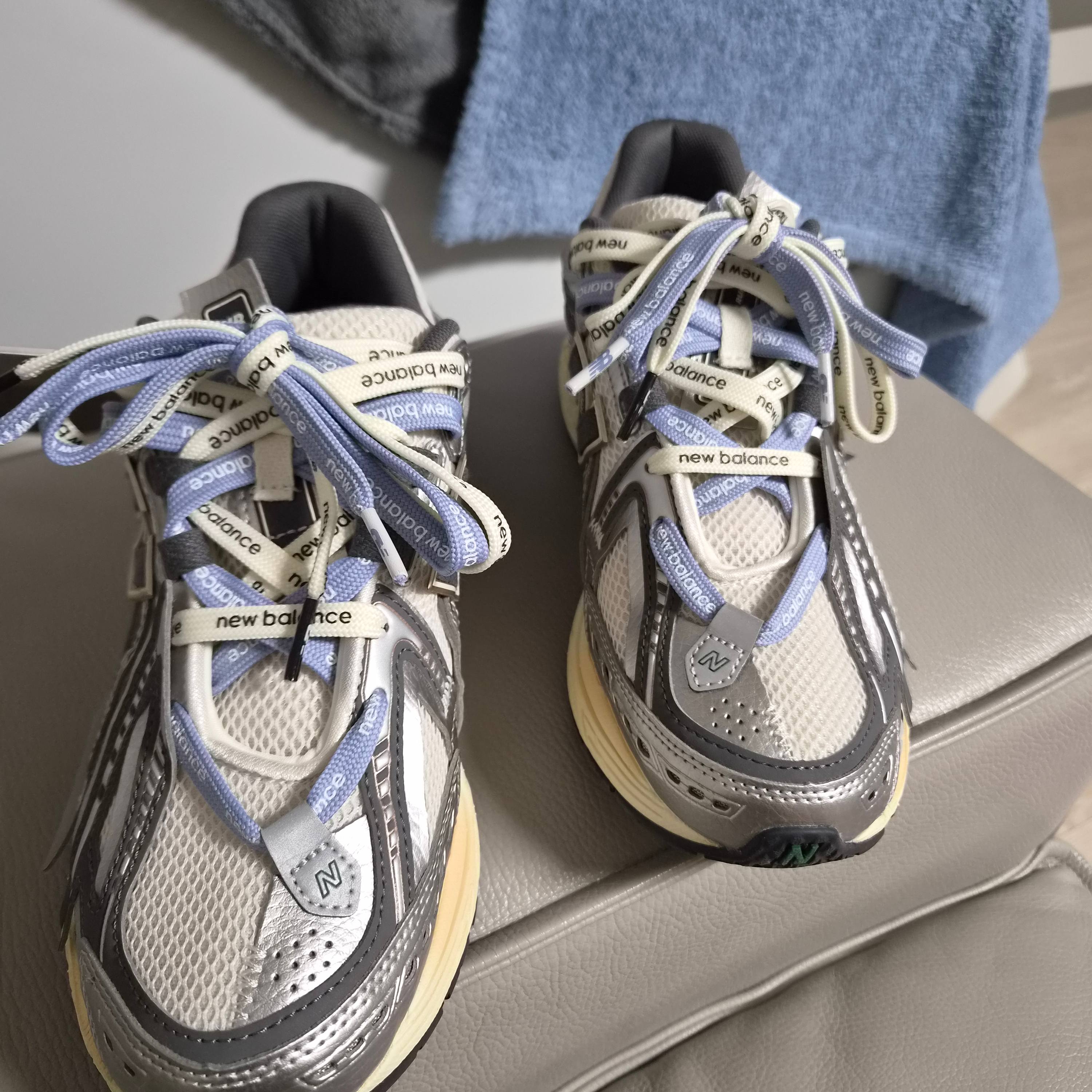 New Balance 1906A Silver Metallic Castlerock 착용 스타일 - 2