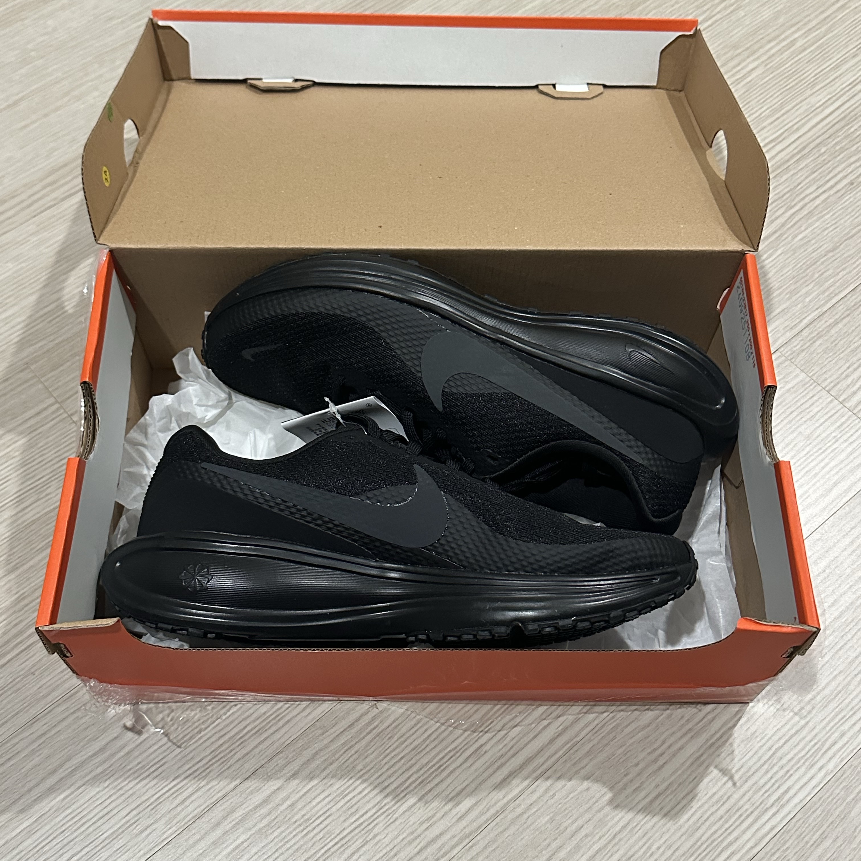 Nike Revolution 8 Black Anthracite 착용 스타일