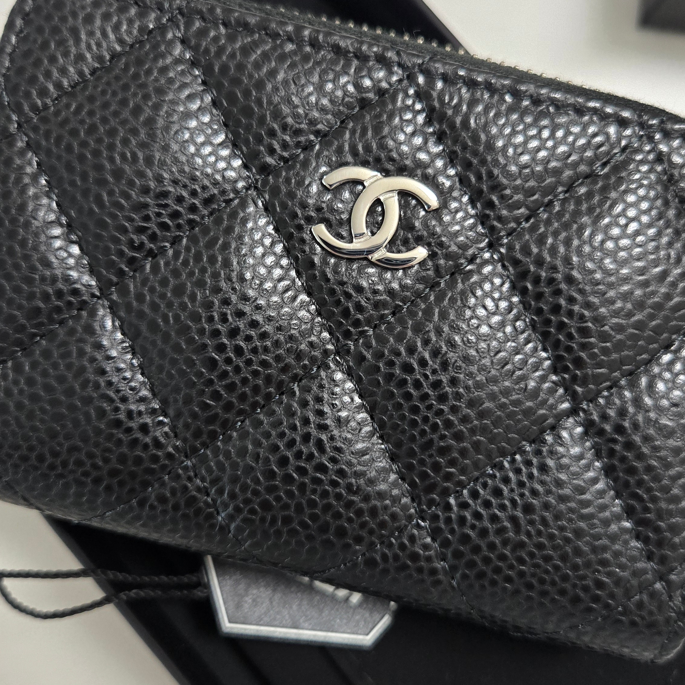 Chanel Classic Zipped Coin Purse Grained Calfskin & Silver Black 착용 스타일 - 4