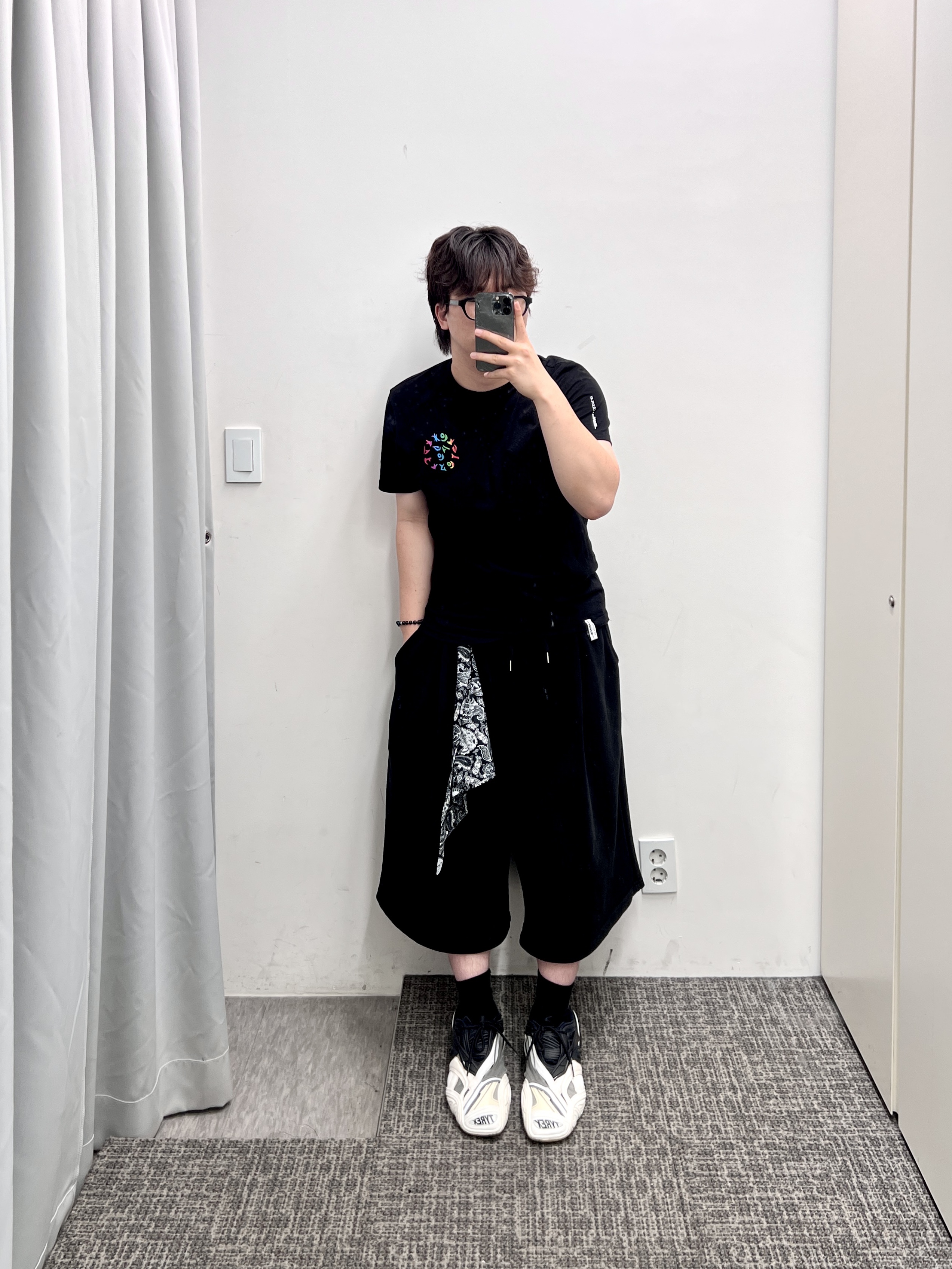 Balenciaga Tyrex Sneakers Black White 착용 스타일 - 2