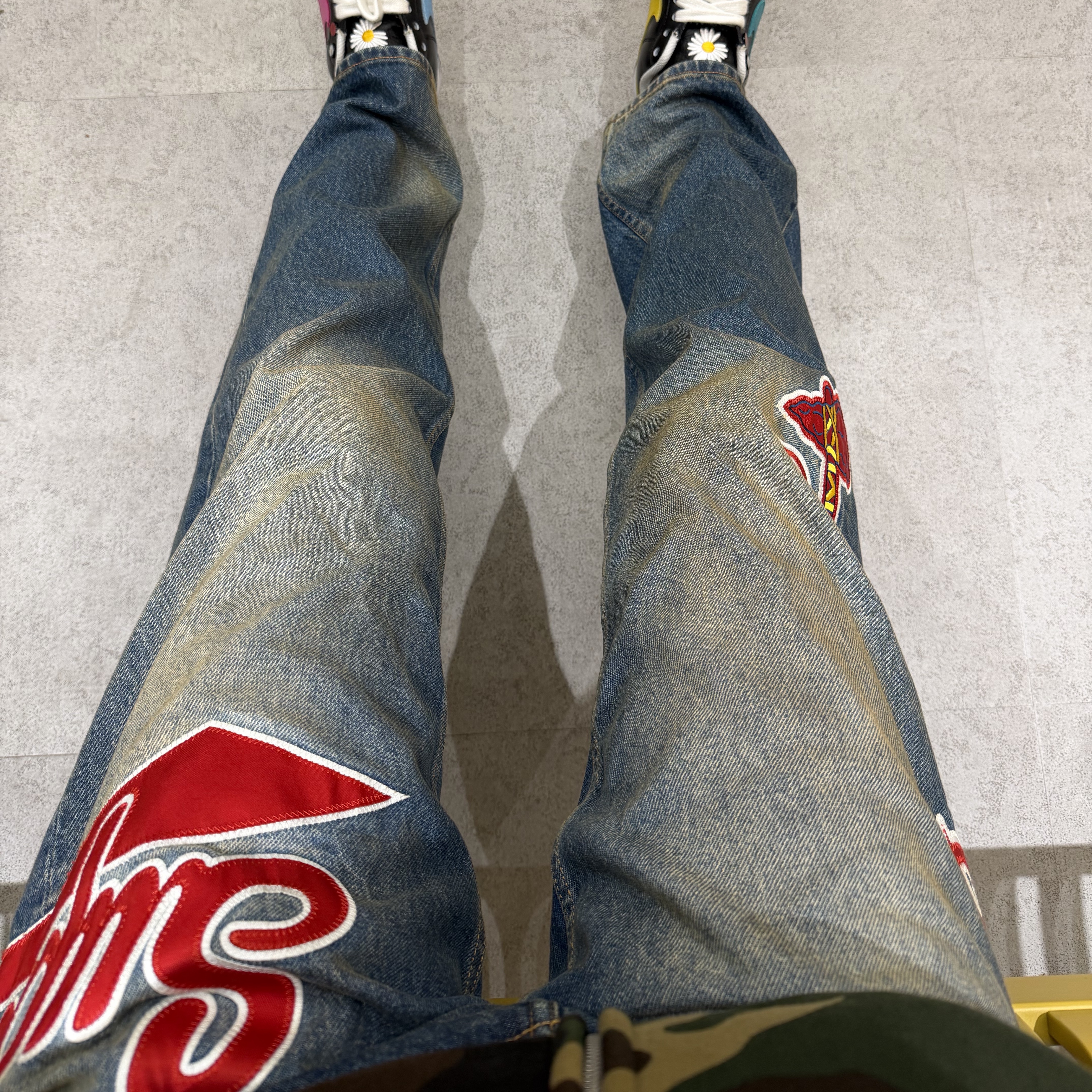 Supreme Mitchell & Ness Atlanta Braves Loose Fit Jean Washed Indigo - 26SS, Supreme Collegiate Applique Zip Up Hooded Sweatshirt Woodland Camo - 25FW 착용 스타일 - 7