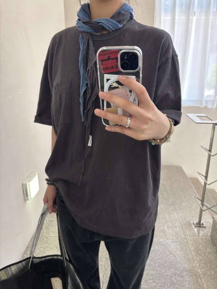 (M) SUNDAY CEREMONY Natural Dyed Basic Slub Tee - Deep Charcoal, SUNDAY CEREMONY Natural Dyed Neckerchief - Deep Indigo 착용 스타일
