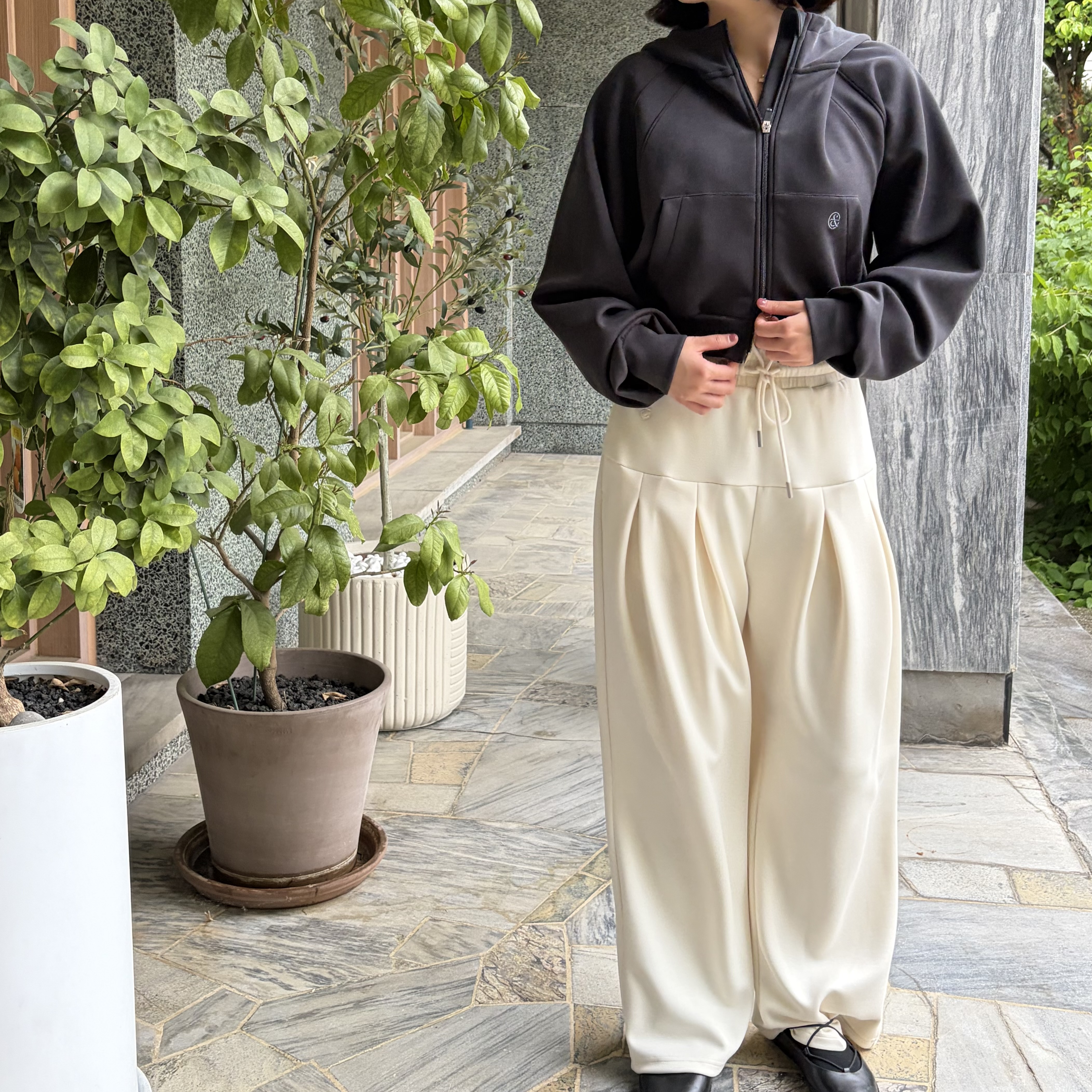 FRONT2LINE New Softy Cropped Hooded Zip-Up, FRONT2LINE New Softy Wide Pintuck Pants 착용 스타일 - 4