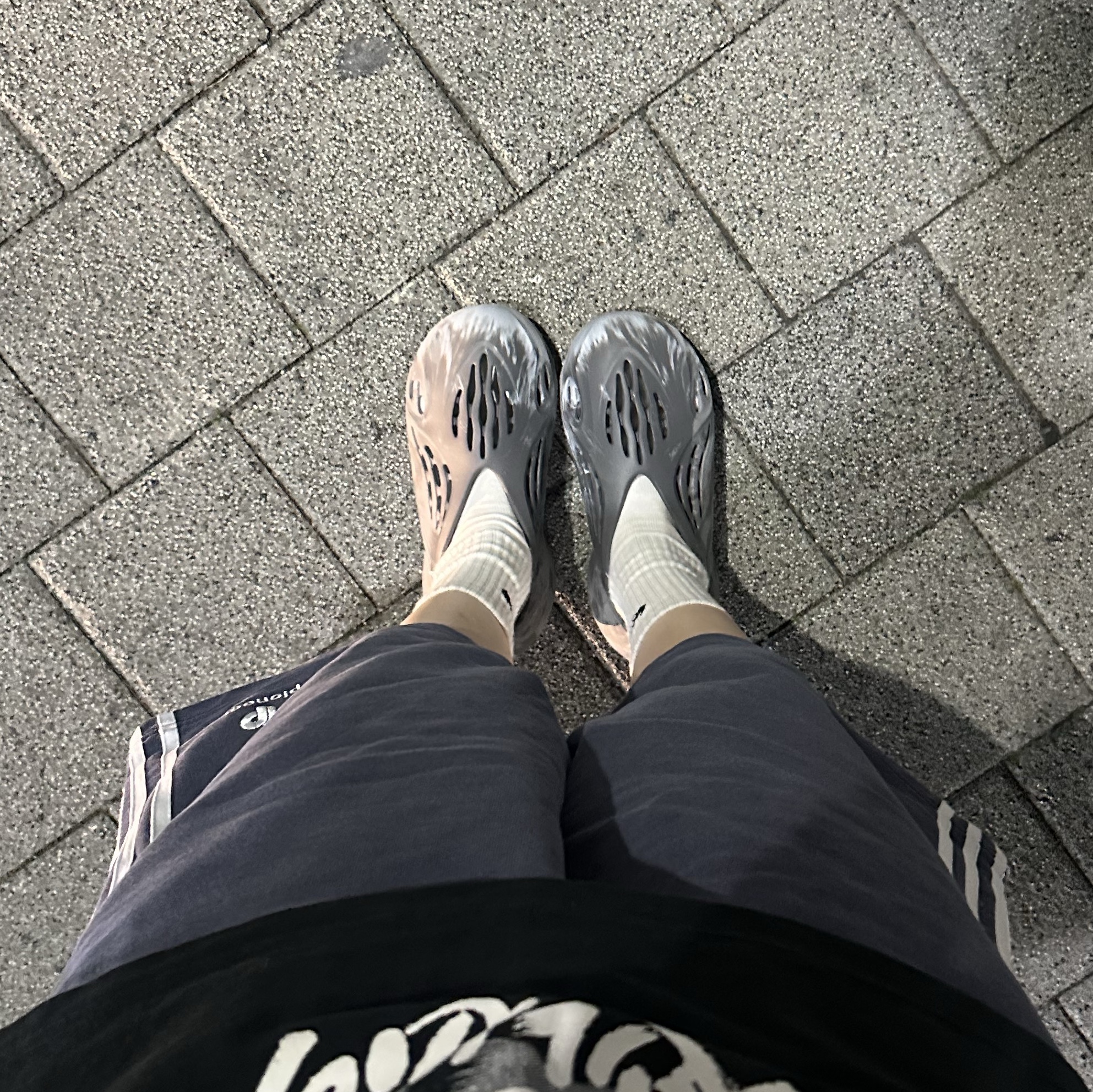 Adidas Yeezy Foam RNNR MX Granite 착용 스타일