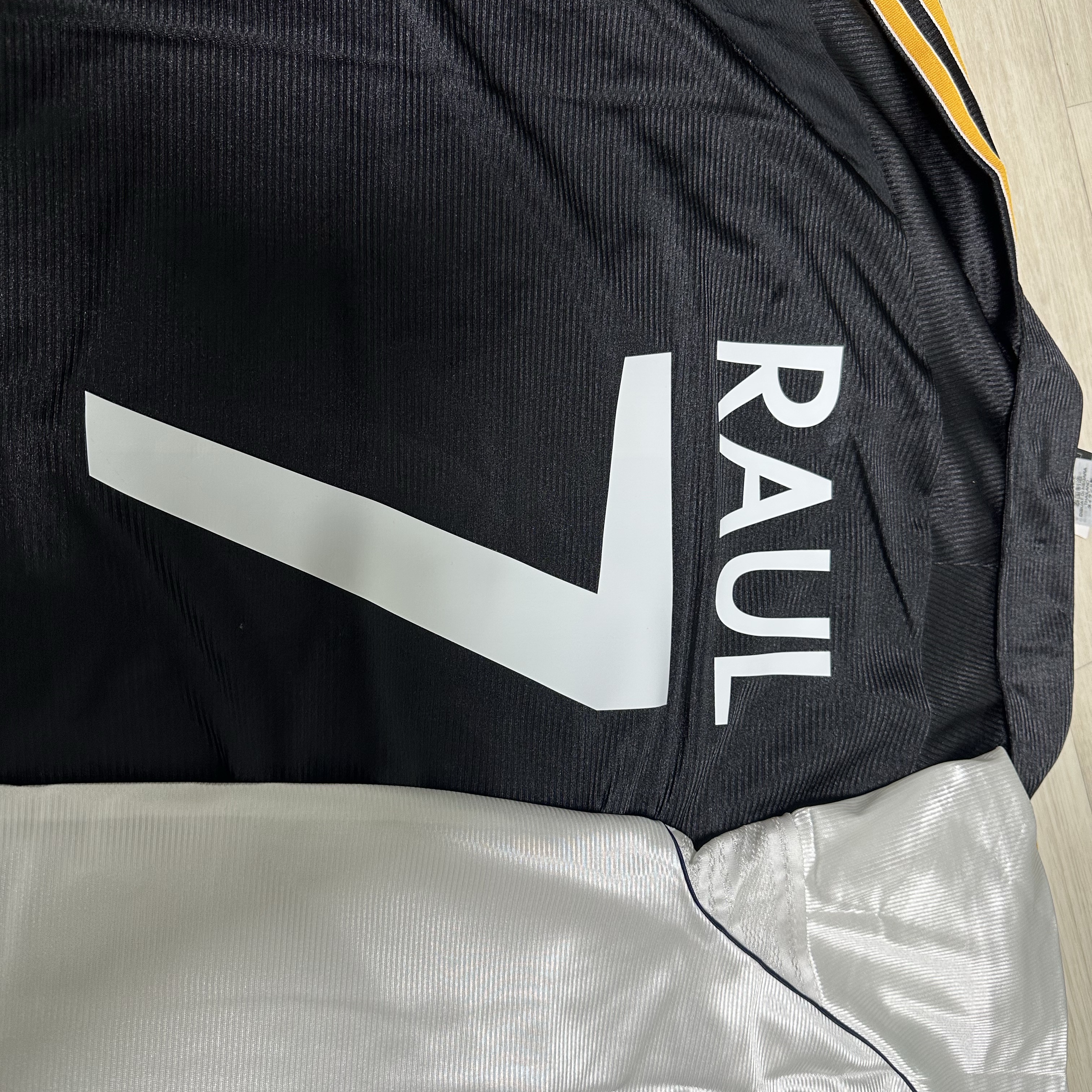 Adidas Real Madrid 99/00 Away Jersey Black - KR Sizing (Non Marking Ver.), Adidas Real Madrid 99/00 Home Jersey White - US Sizing (Non Marking Ver.) 착용 스타일 - 2