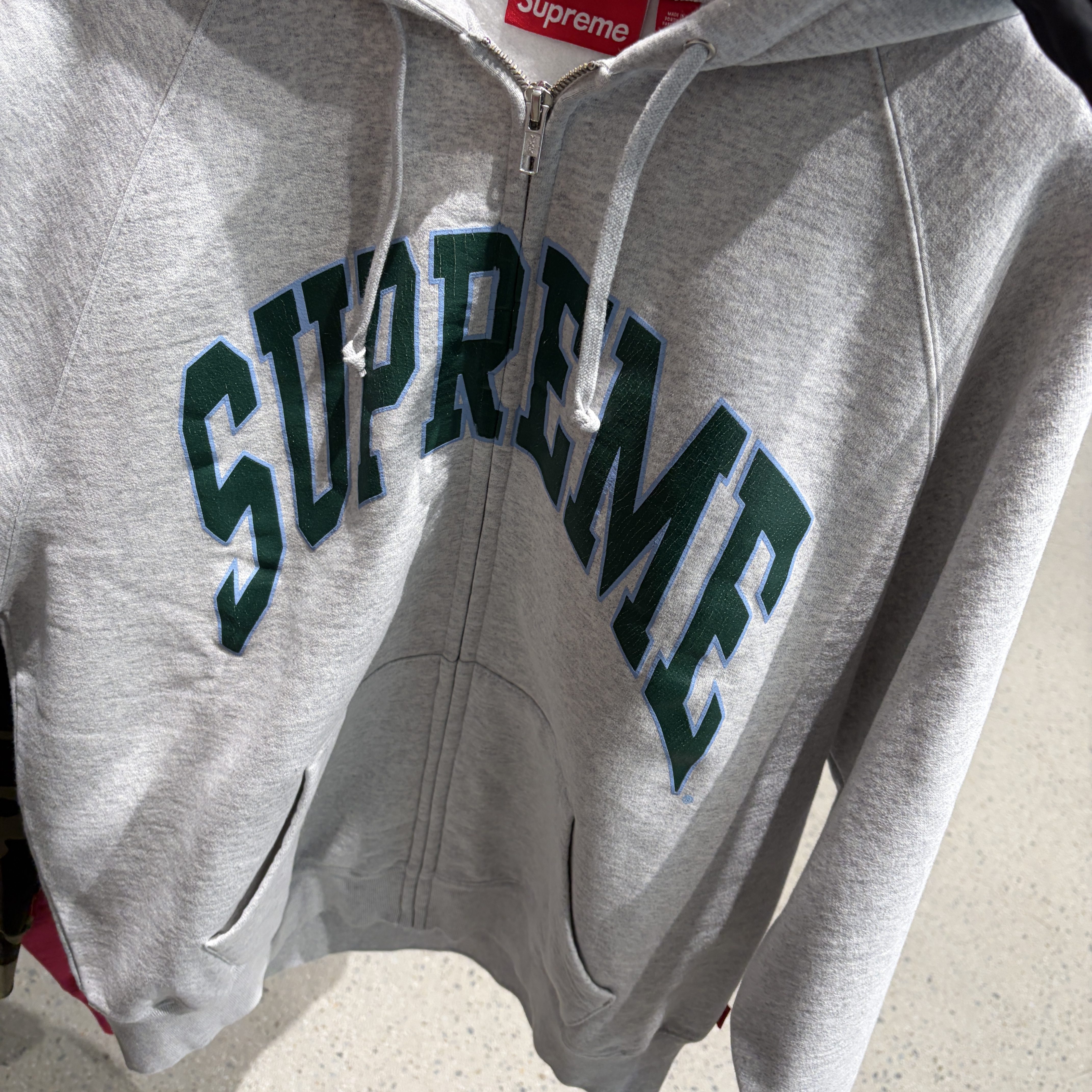 Supreme Cracked Raglan Zip Up Hooded Sweatshirt Ash Grey - 26SS 착용 스타일