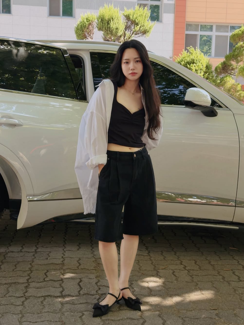 [KREAM 단독][니티드X림박스] Knitted Relaxed Washing Denim Two-Tuck Cinch Back Shorts Washing Blue, [KREAM 단독][니티드X림박스] Knitted Relaxed Washing Denim Two-Tuck Cinch Back Shorts Black 착용 스타일 - 1