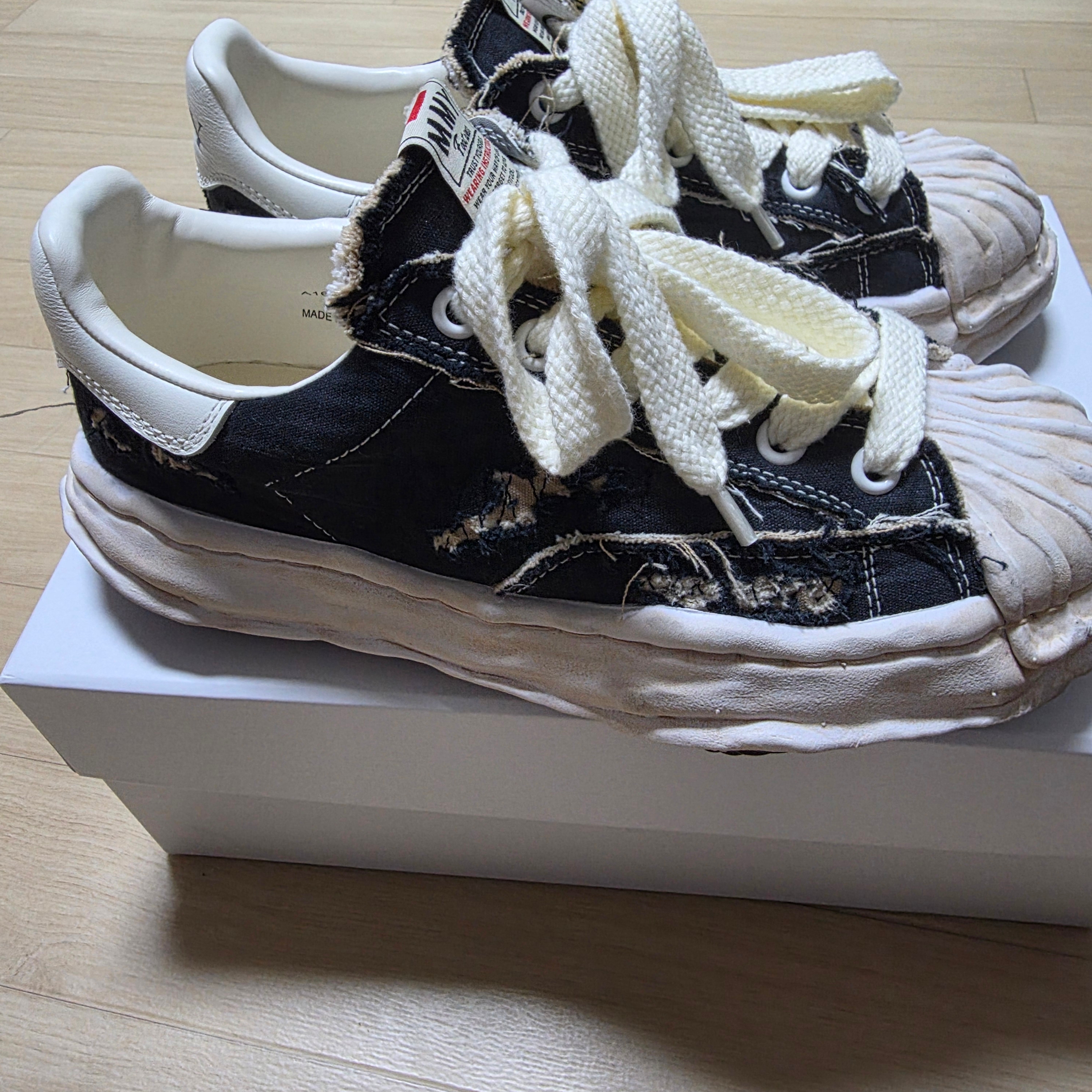 Mihara Yasuhiro Blakey OG Sole Ripped Overdye Canvas Low-Top Sneaker Black 착용 스타일 - 3