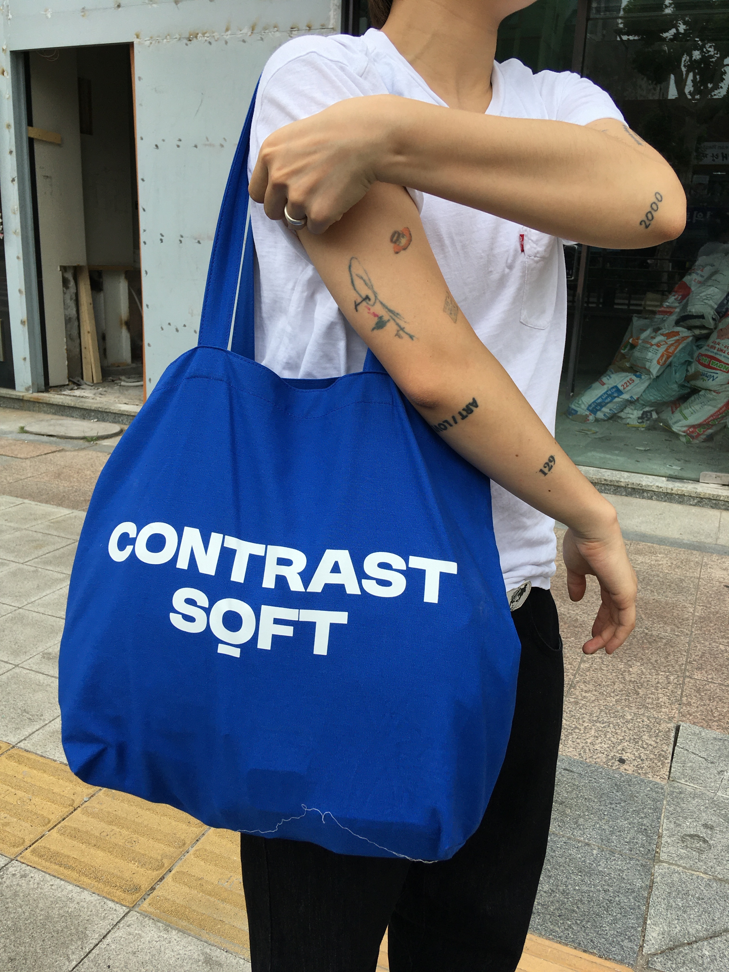 noun Easeful Tote Bag Blue 착용 스타일 - 7