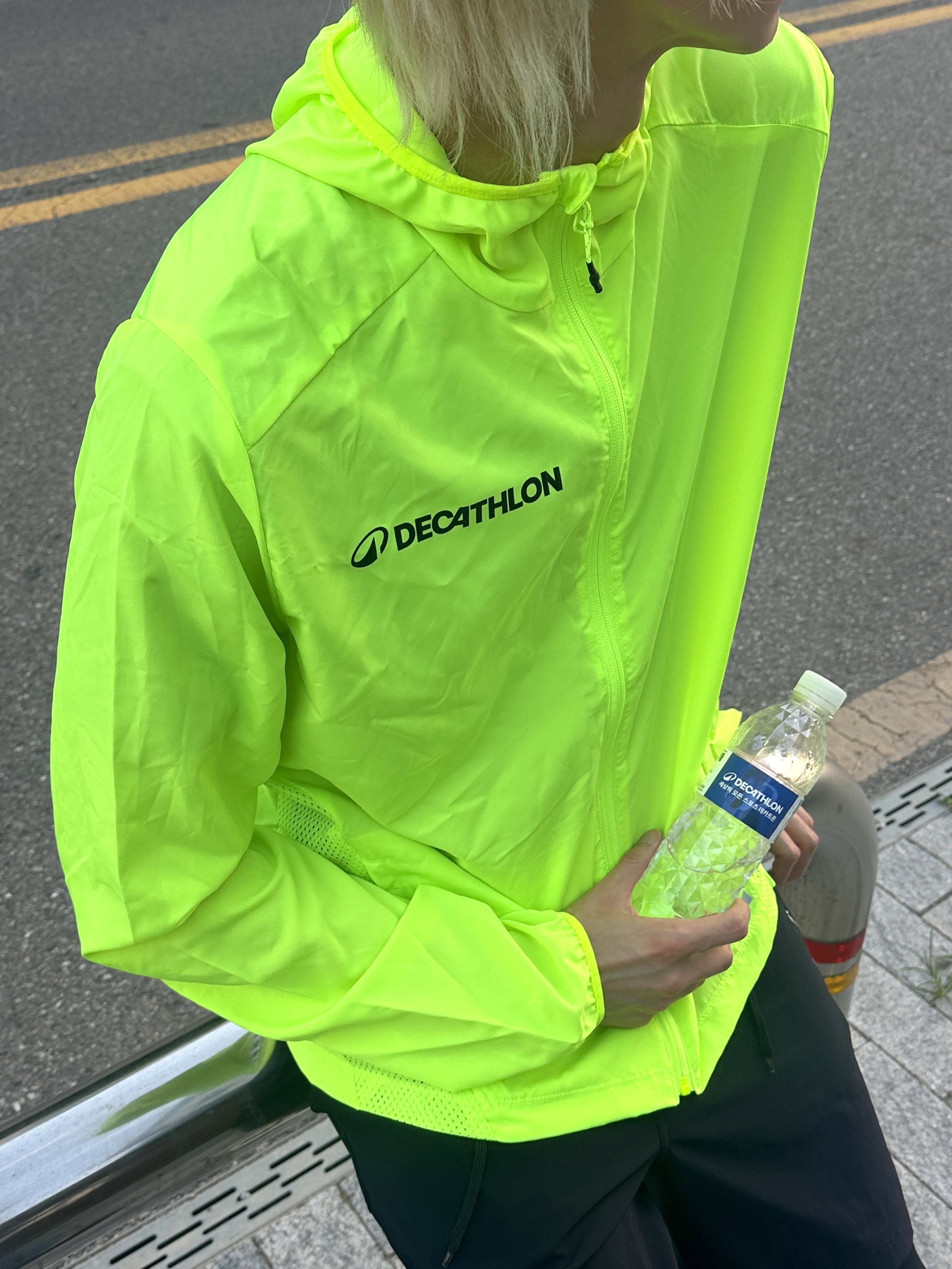 DECATHLON Kiprun Men's Running Shoes Kiprun KD900 Light Vanilla Yellow, DECATHLON Men's Running High-Visibility Wind Jacket Run 100 Fluorescent Acid Yellow 착용 스타일 - 5