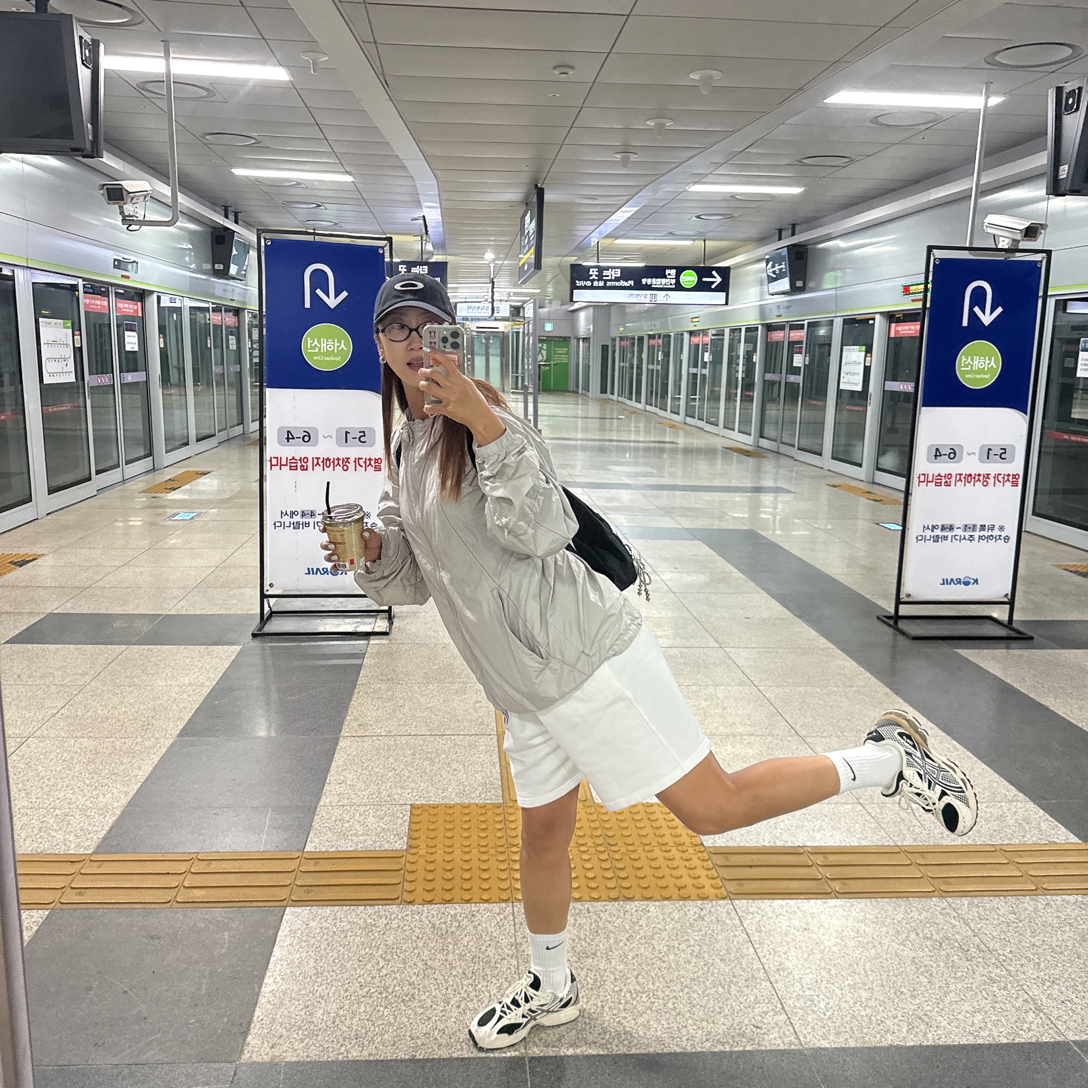 Asics Gel-Nimbus 10.1 Black Cream - Korea Exclusive, Oakley Remix Dad Hat Blackout 착용 스타일