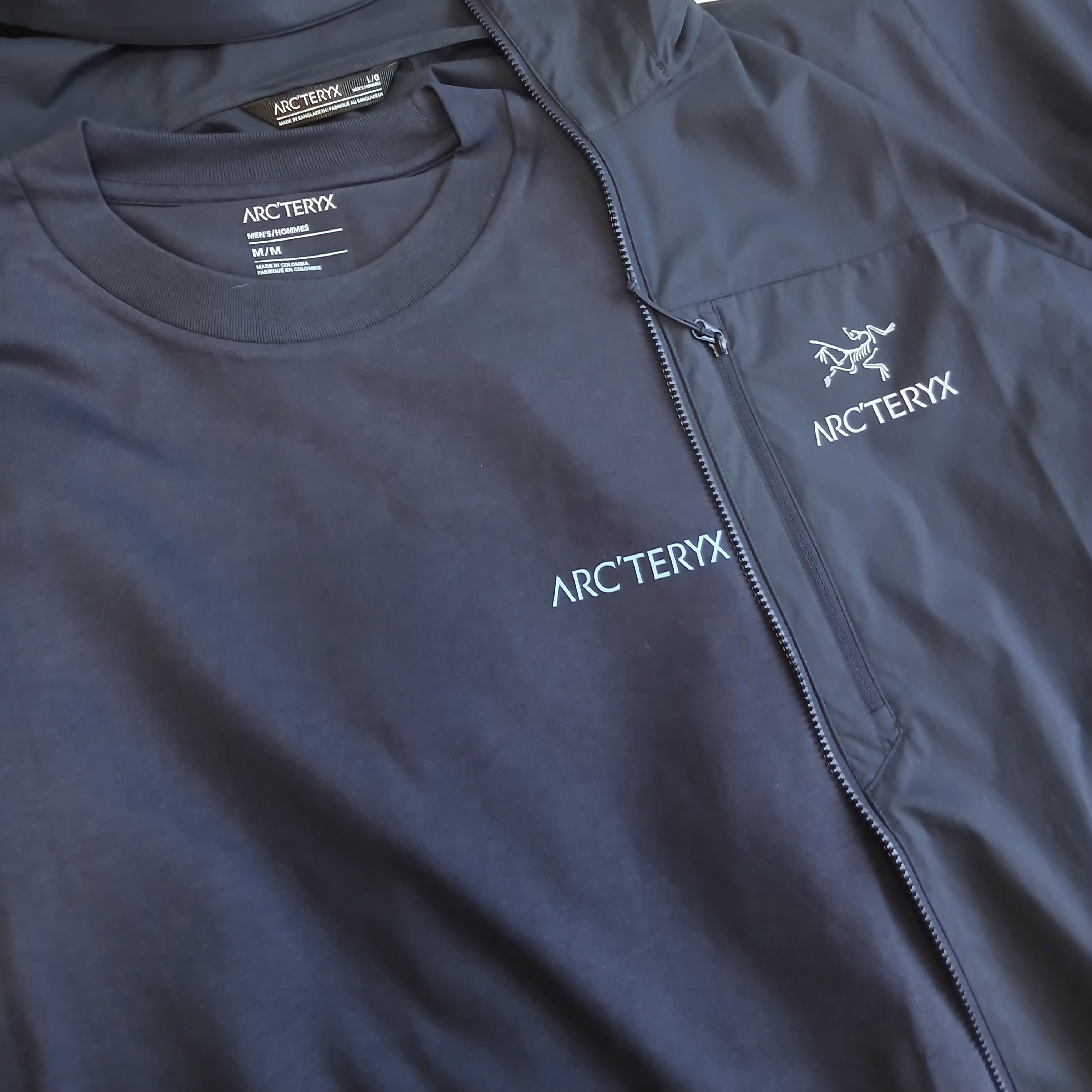 Arc'teryx Arc'word Logo SS T-Shirt Habitat, Arc'teryx Squamish Hoody Black Sapphire 착용 스타일 - 2