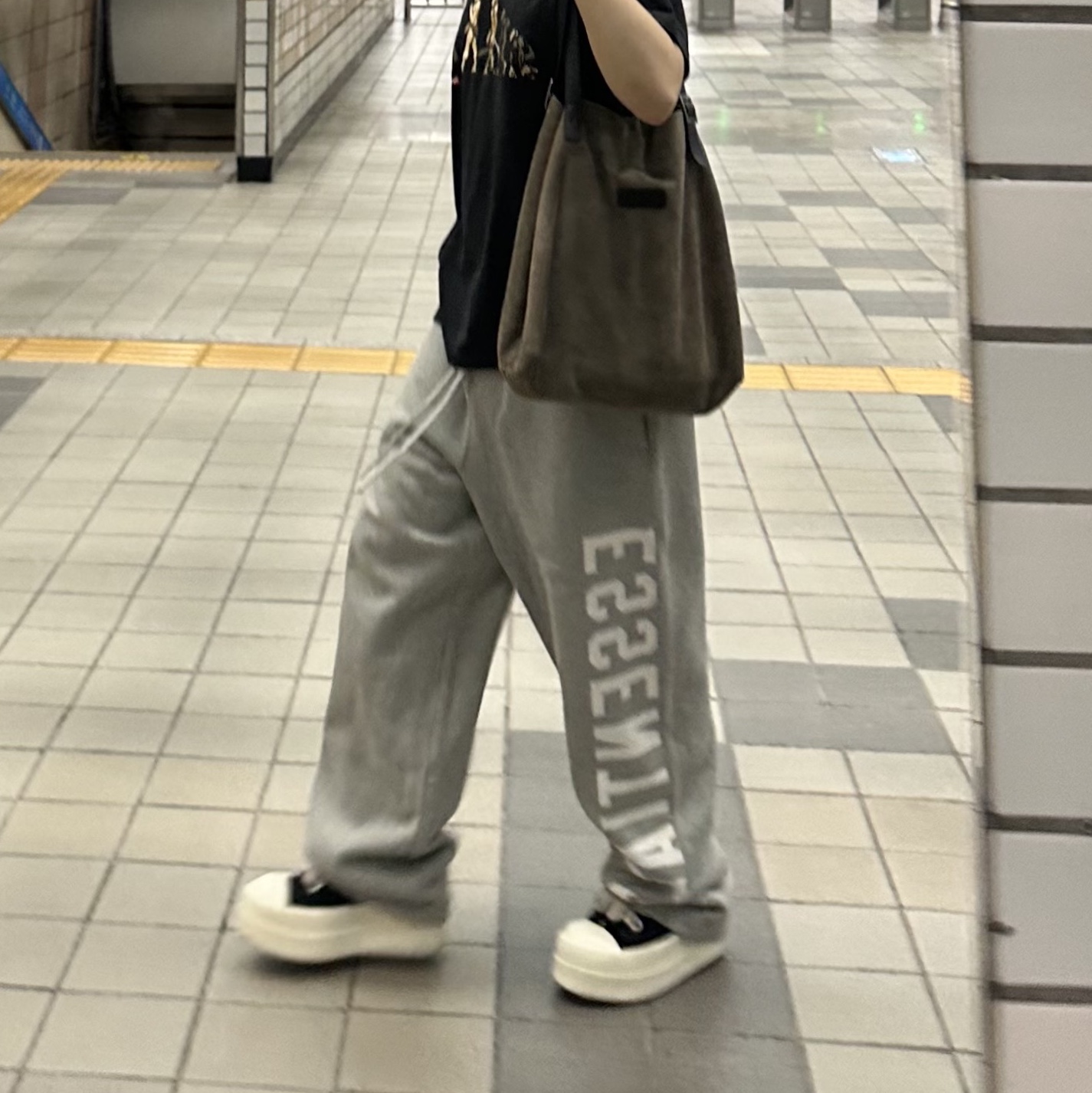 Essentials Fleece Relaxed Sweatpant Dark Heather - 24FW 착용 스타일 - 1