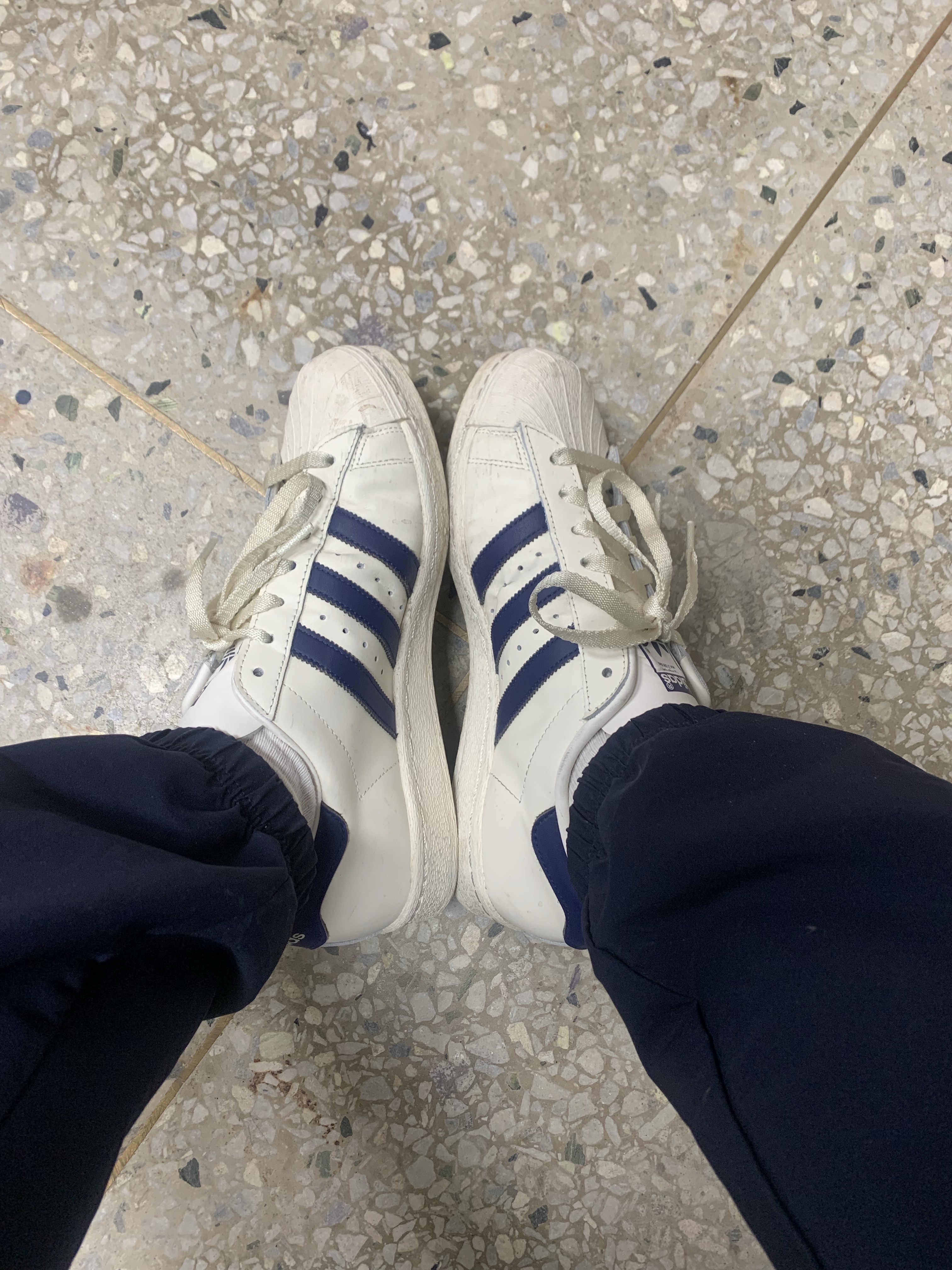 Adidas Superstar 82 White Dark Blue 착용 스타일 - 3