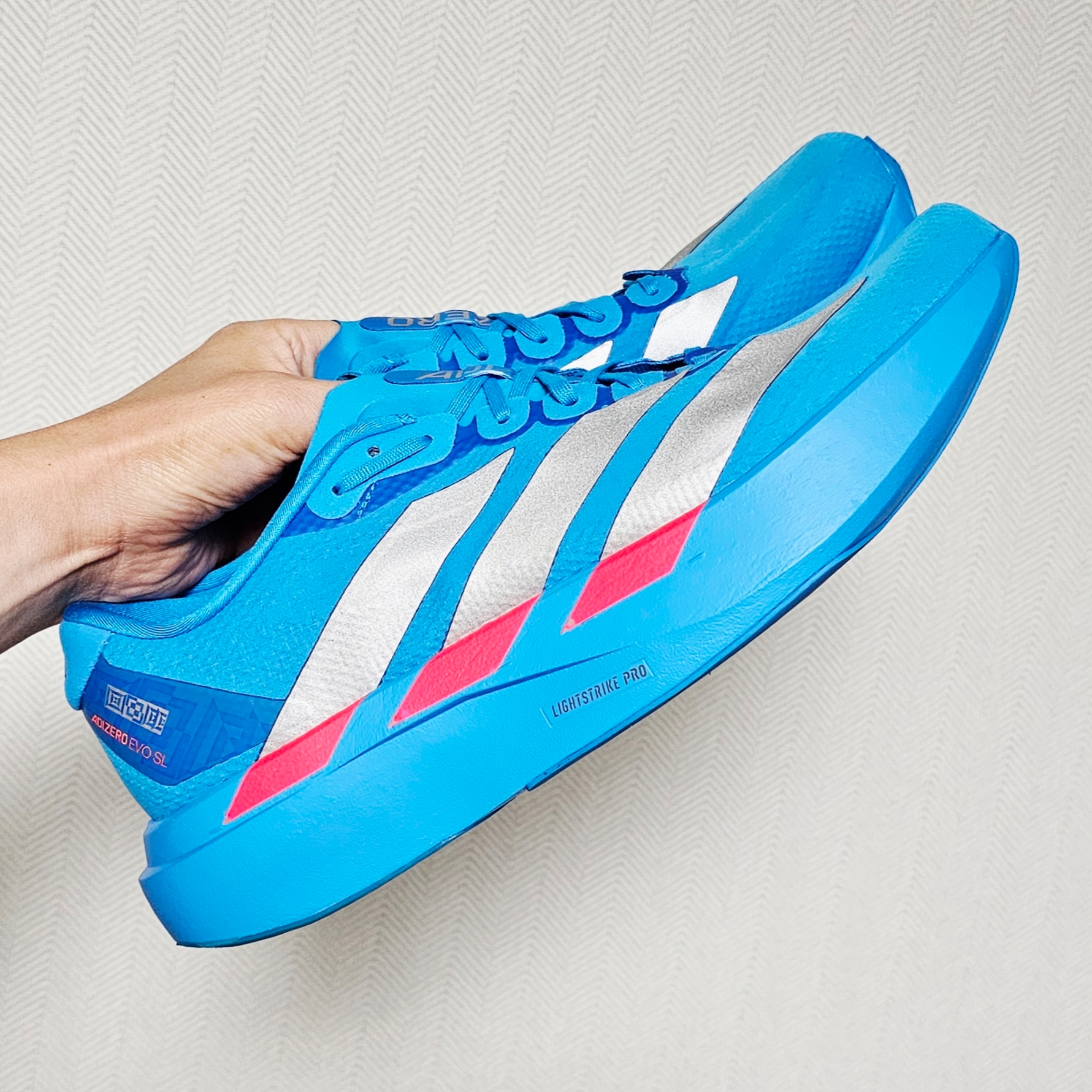 Adidas Adizero EVO SL Woven Solar Blue Silver Metallic 착용 스타일