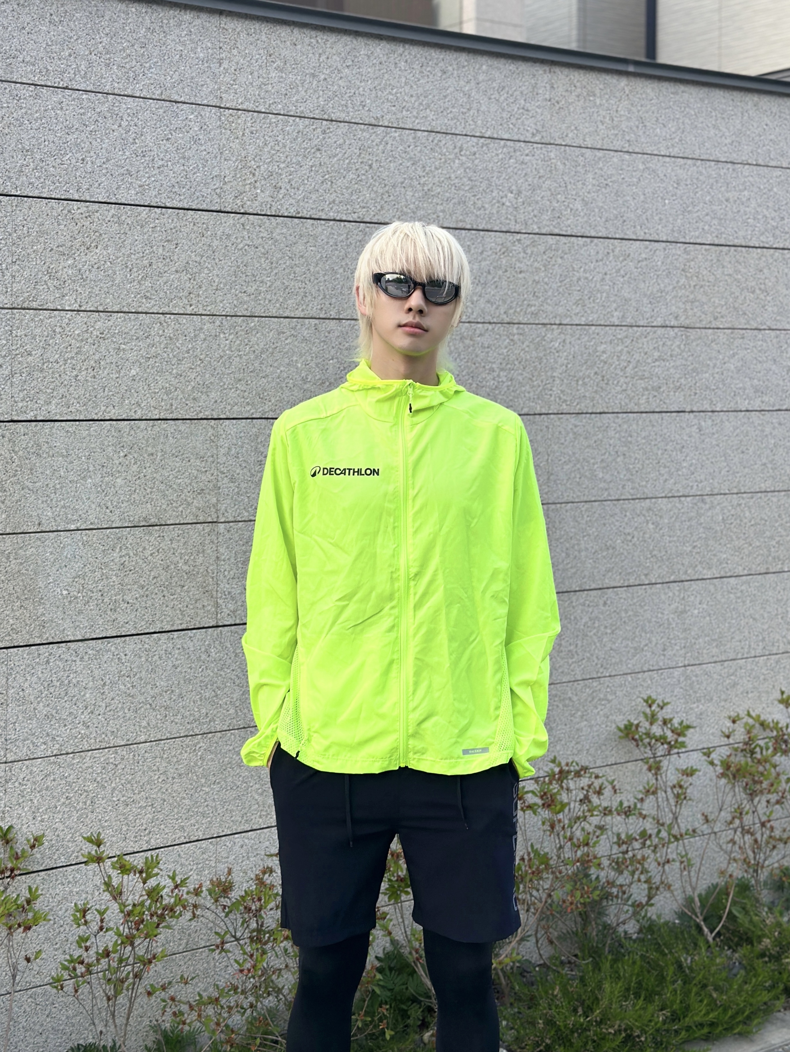 DECATHLON Kiprun Men's Running Shoes Kiprun KD900 Light Vanilla Yellow, DECATHLON Men's Running High-Visibility Wind Jacket Run 100 Fluorescent Acid Yellow 착용 스타일 - 4