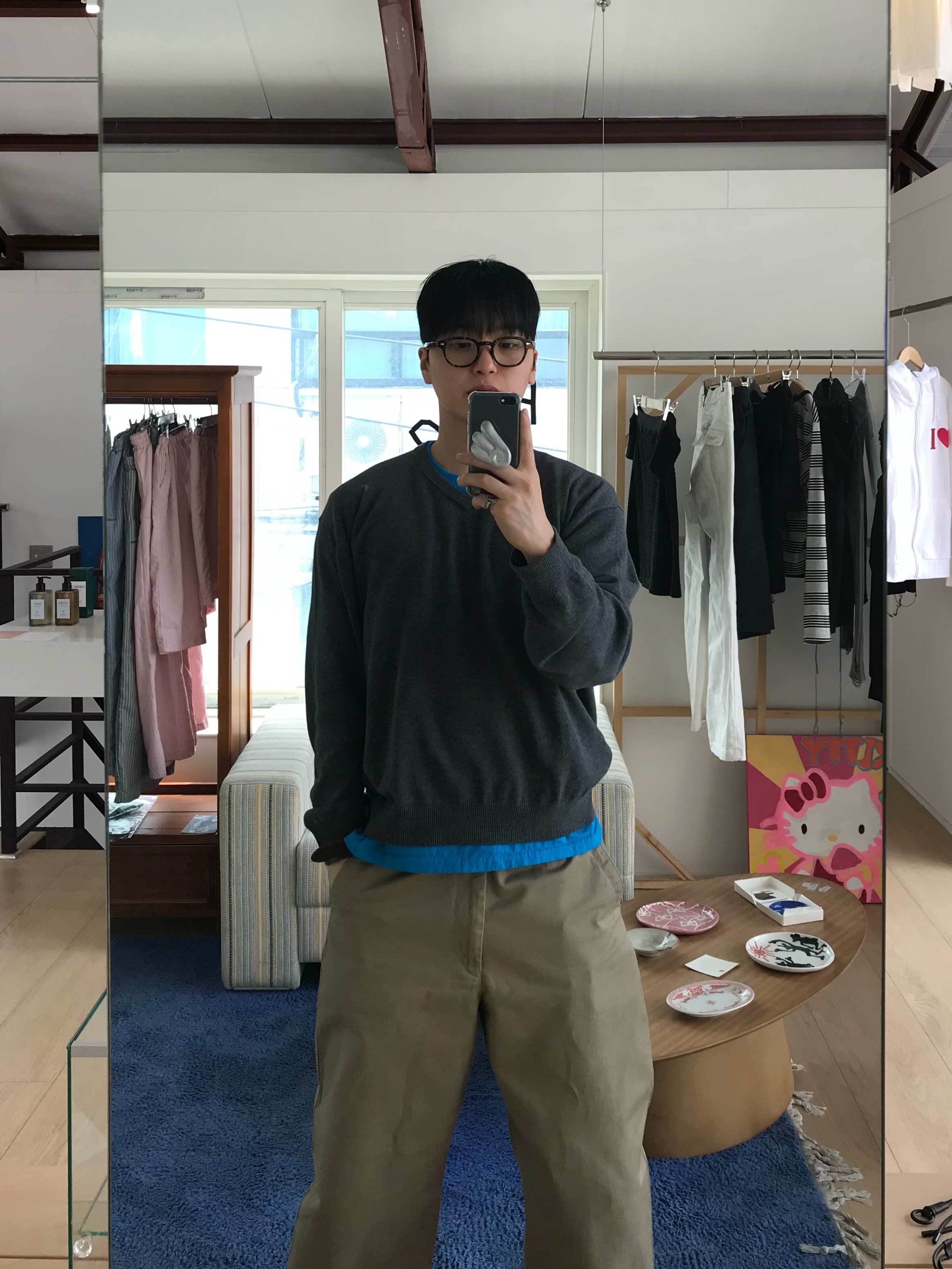Noun Crop V Neck Knit Charcoal 착용 스타일 - 5